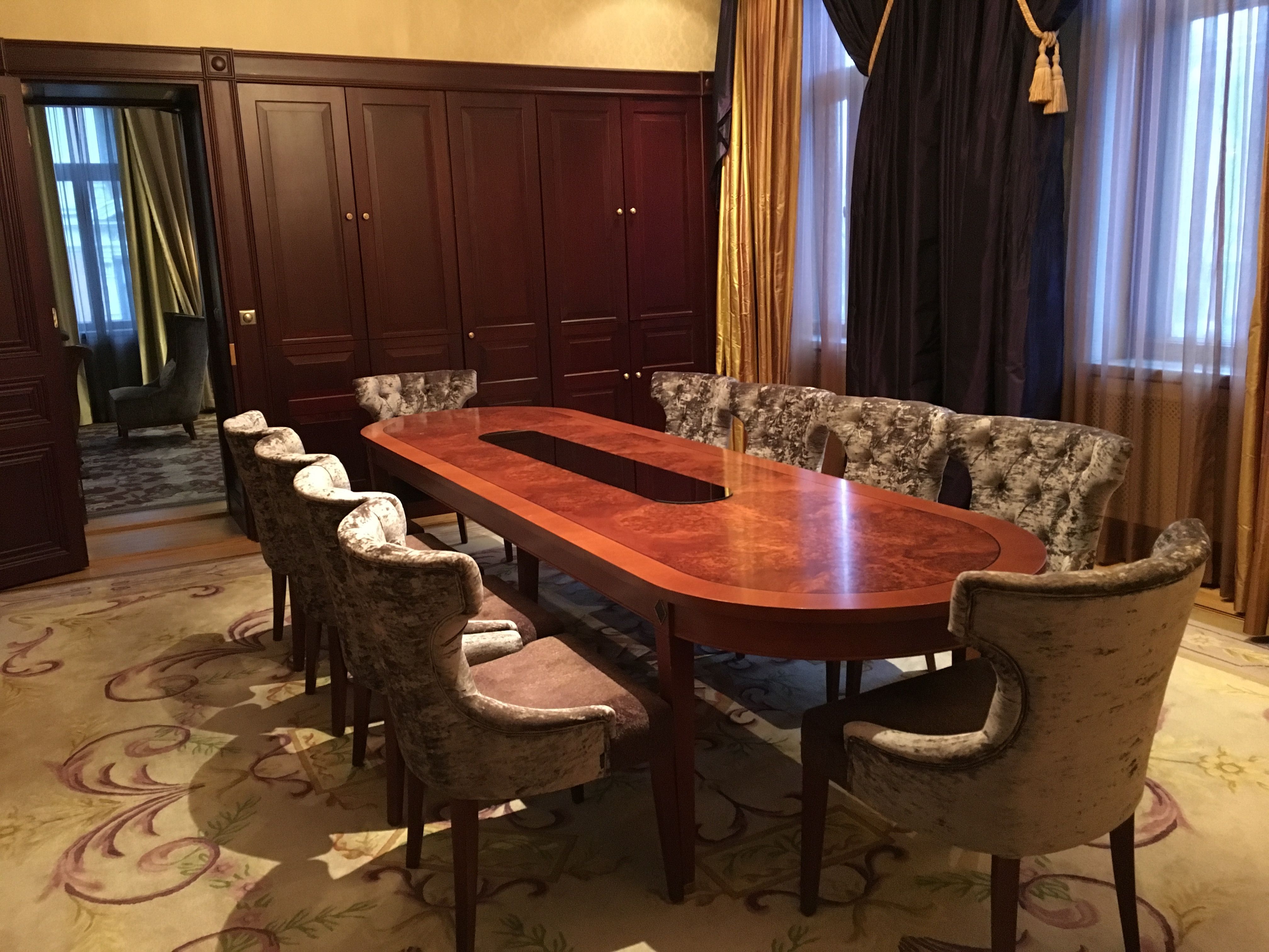 Sviitti on mahdollista jakaa kahdeksi pienemmäksi sviitiksi ruokasalin kohdalta. Pienempi sviitti on silloin liki sataneliöinen, isompaan neliöitä jää noin 160.