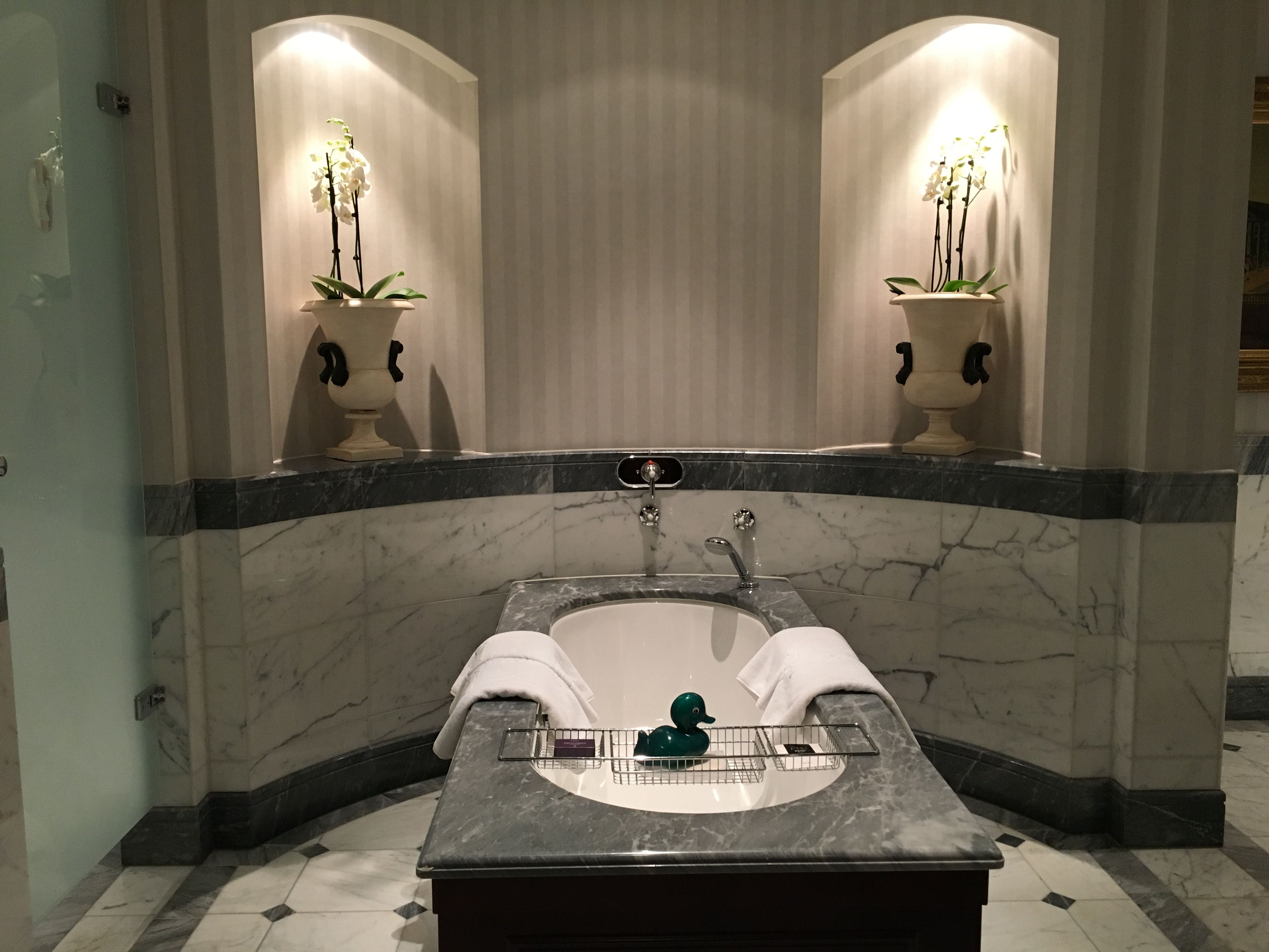 Ylellisessä kylpyhuoneessa on vihreä kylpyankka – kuten kaikissa muissakin Kämpin hotellihuoneissa.