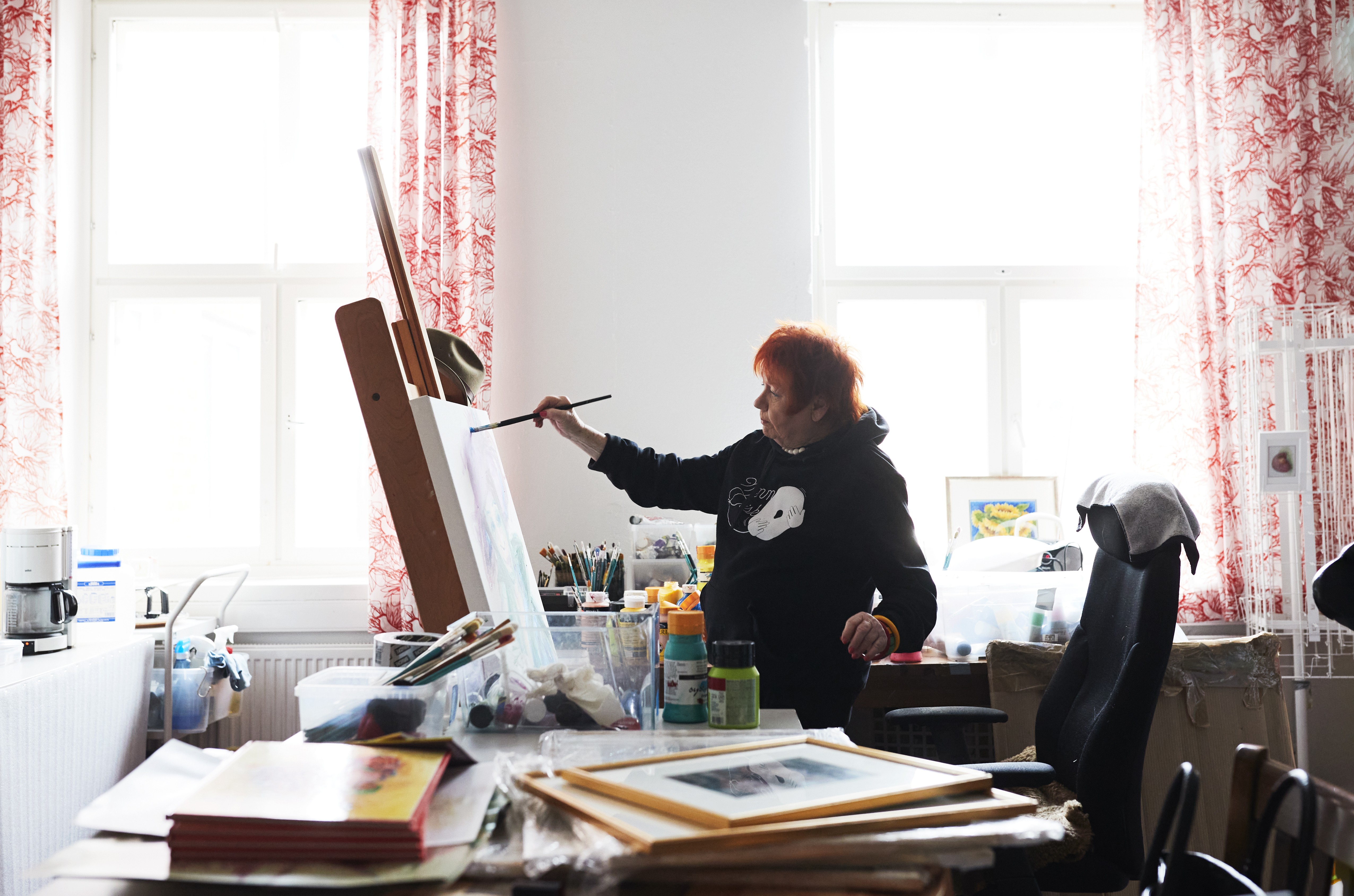  ”Vatsanpohja laskeutuu ja mieli tyyntyy, kun mielikuva siirtyy kankaalle”, sanoo näyttelijä ja itseoppinut taiteilija Tuija Piepponen.