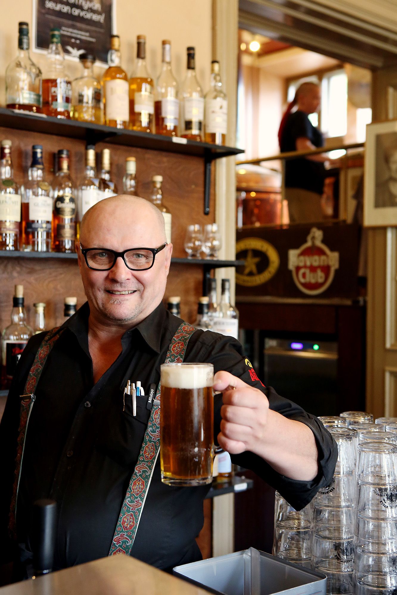 Koulun vanhempi viinuri Olli Virtanen tarjoaa tuopillisen talon omaa Reksiä.