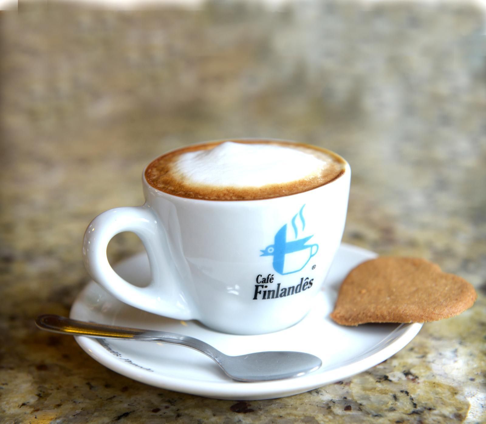 Kahvikupillisen kanssa voi saada piparin.