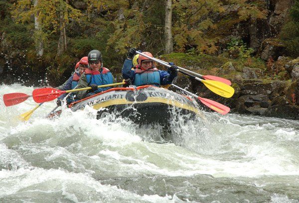 Koskenlasku sujuu Kitkajoen Myllykoskella Pienen karhunkierroksen varrella. Välineitä vuokraa esimerkiksi Base Camp.