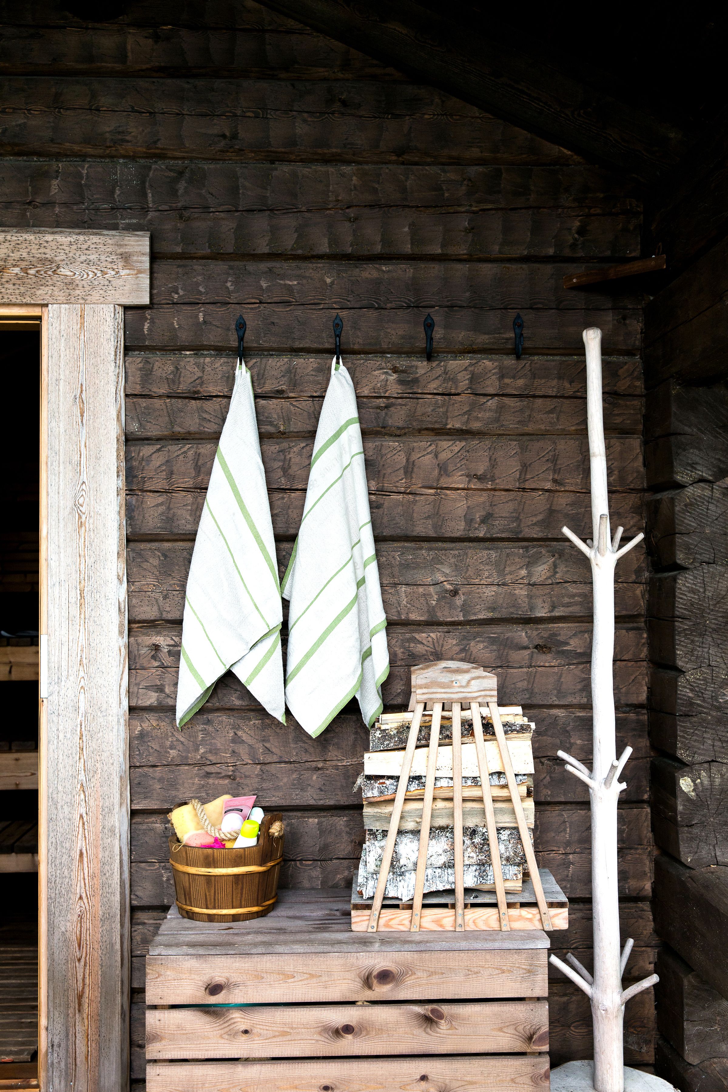 Puunkantotelineen on nikkaroinut Arjan puuseppä-serkku.