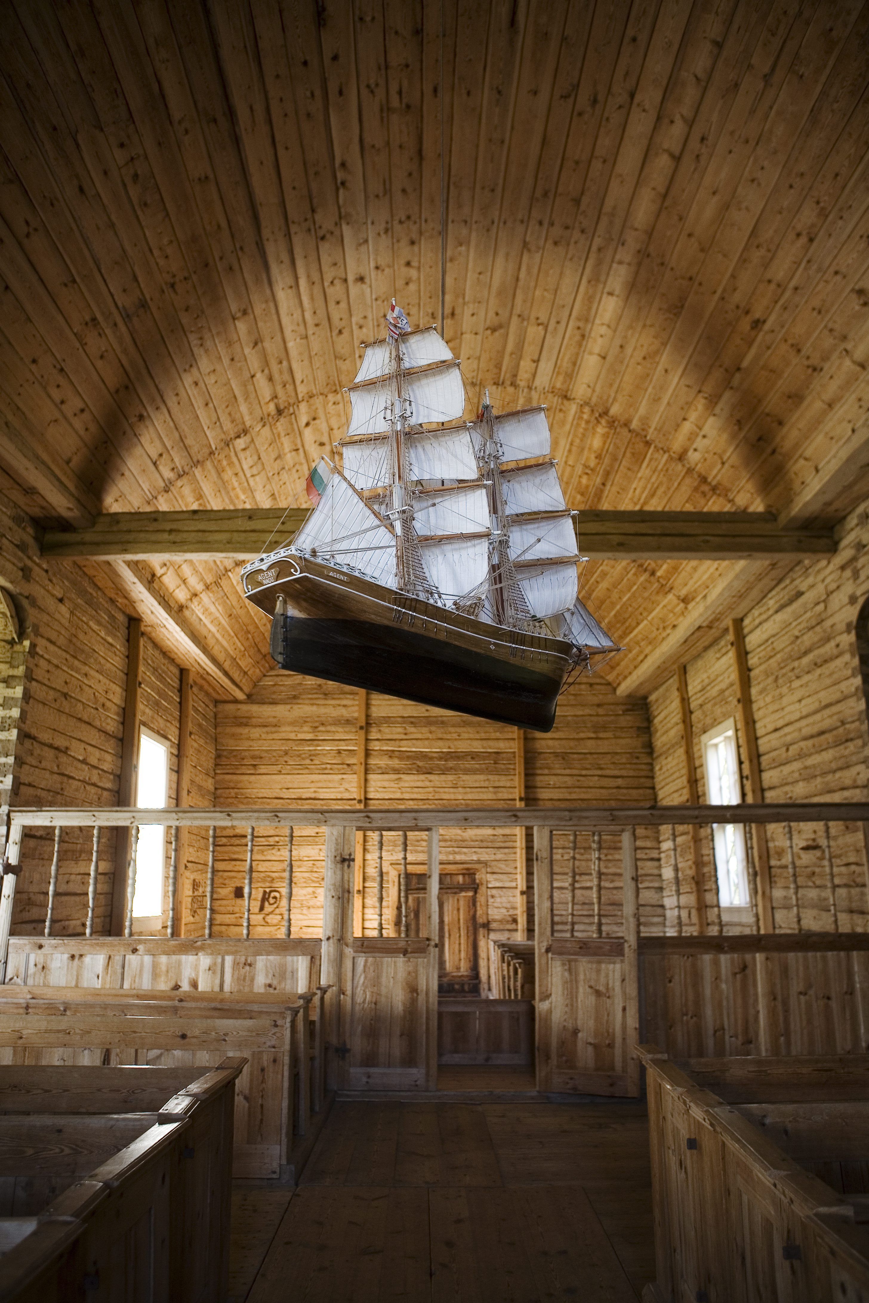 Seilin&nbsp;puukirkon katossa roikkuu saaristossa tyypillinen pienoislaiva.