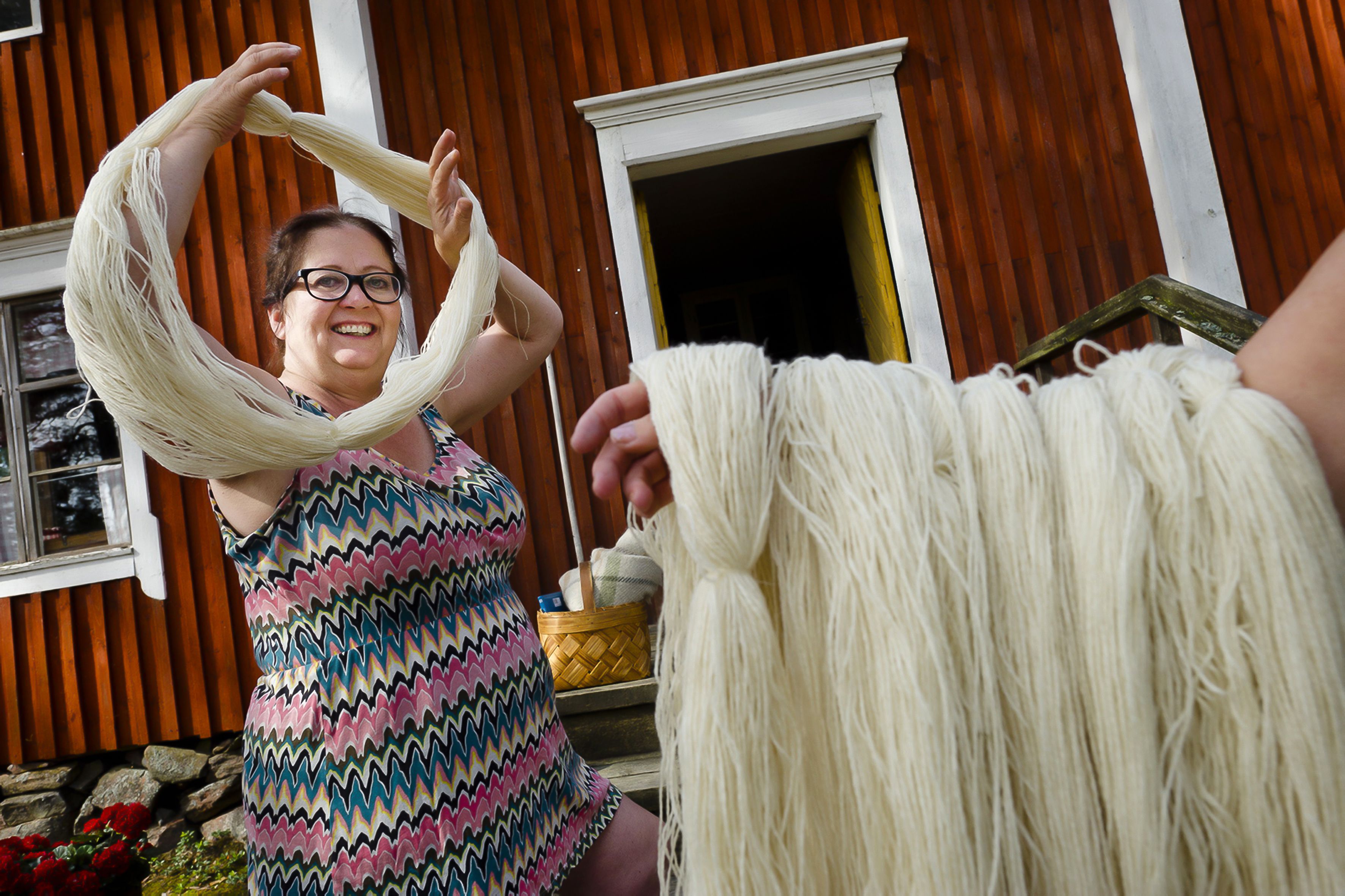 Näin lempeän vaaleaa on villa ennen pesua ja värjäystä. Sari Sheare näyttää.