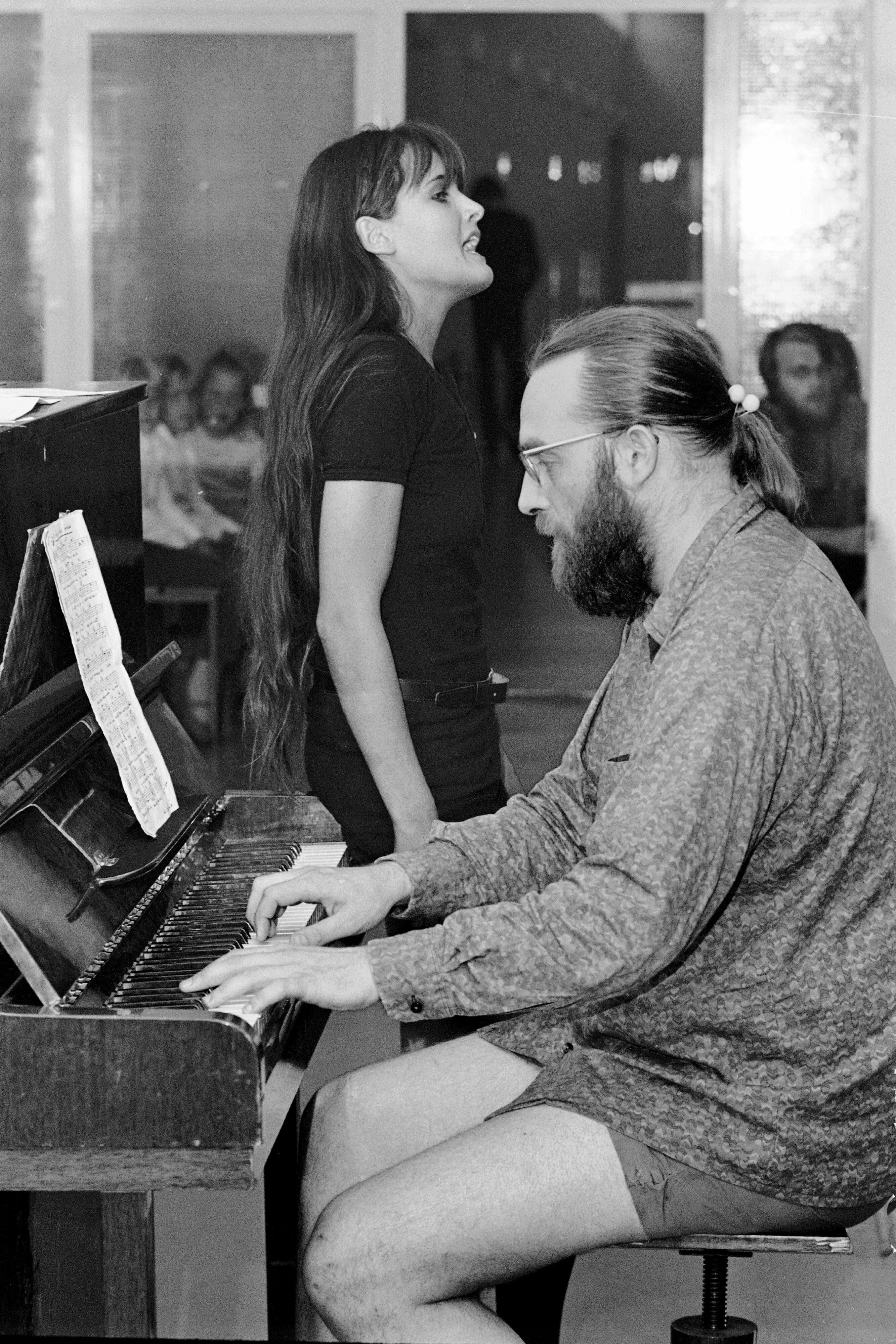 Säveltäjä ja musiikinopettaja Kari Rydman säesti 25-vuotiasta Kristiina&nbsp;Halkolaa&nbsp;Ämmänsaaren&nbsp;kesälukiossa.