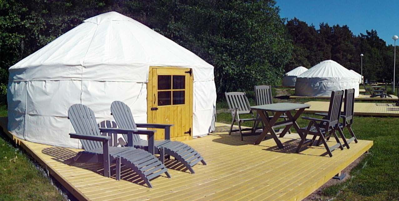 Kustavin lähellä sijaitsevassa Lootholman saaristolaiskylässä voi yöpyä lämmitetyssä jurtassa. Varusteluun kuuluvat jääkaappi, parivuode sekä vuodesohva ja patio merelle. Hintaan sisältyy rantasaunojen käyttö 4 hh alk. 90 e/vrk, sis. rantasaunan käyttö. lootholma.fi