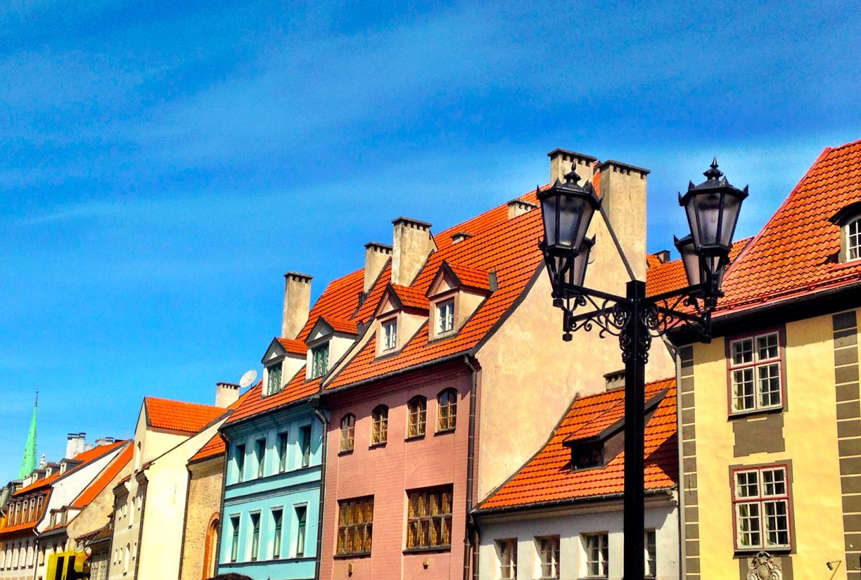 Riika kutsuu katsomaan myös katonrajaan, kun kävelet vanhankaupungin kujilla. Vanha arkkitehtuuri on parhaimmillaan ylhäällä. Kuva: Annakaisa Vääräniemi