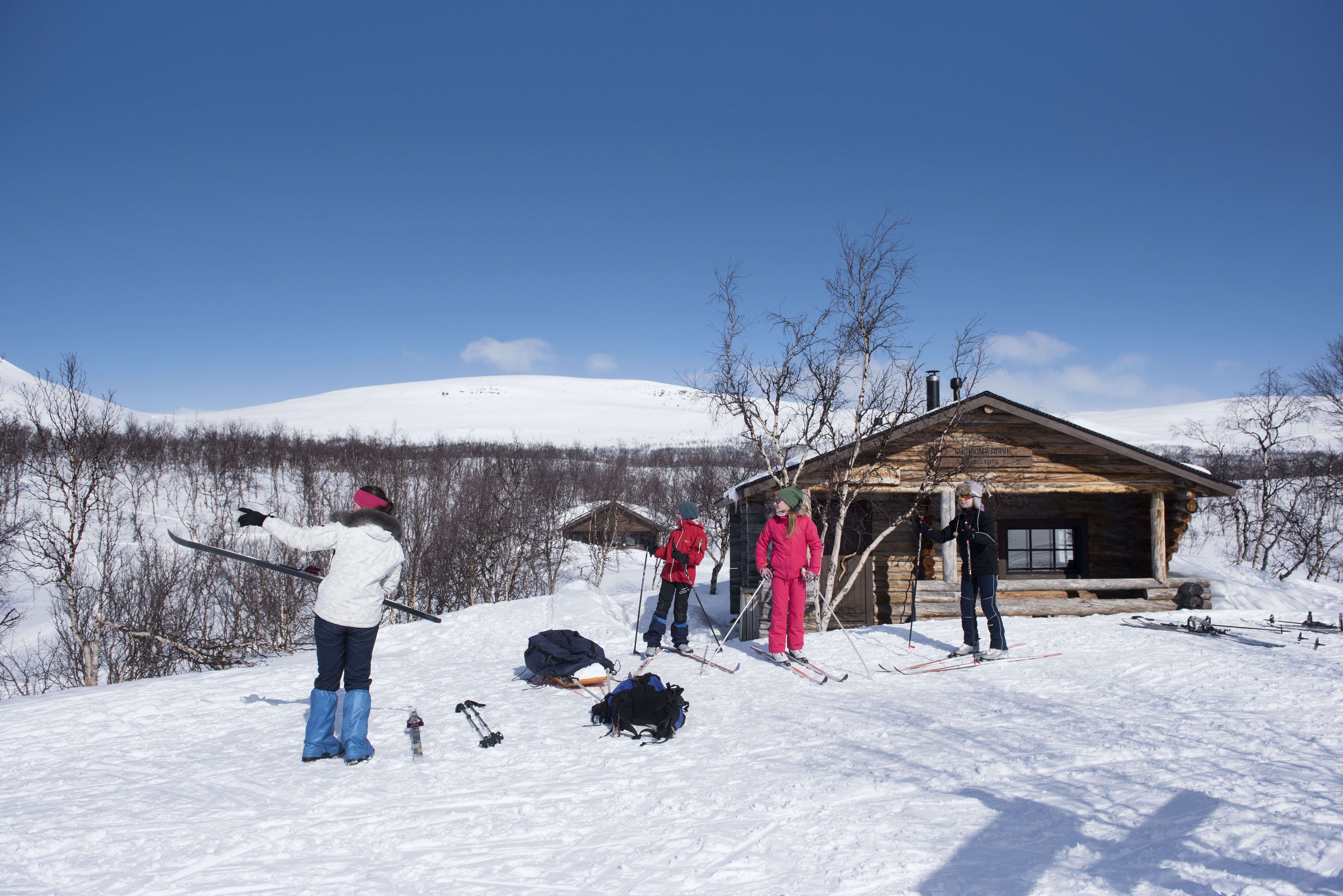 Liettualaiset Austeja, Medeina, Ugne ja Migle telmivät Kuohmajärven tuvalla.