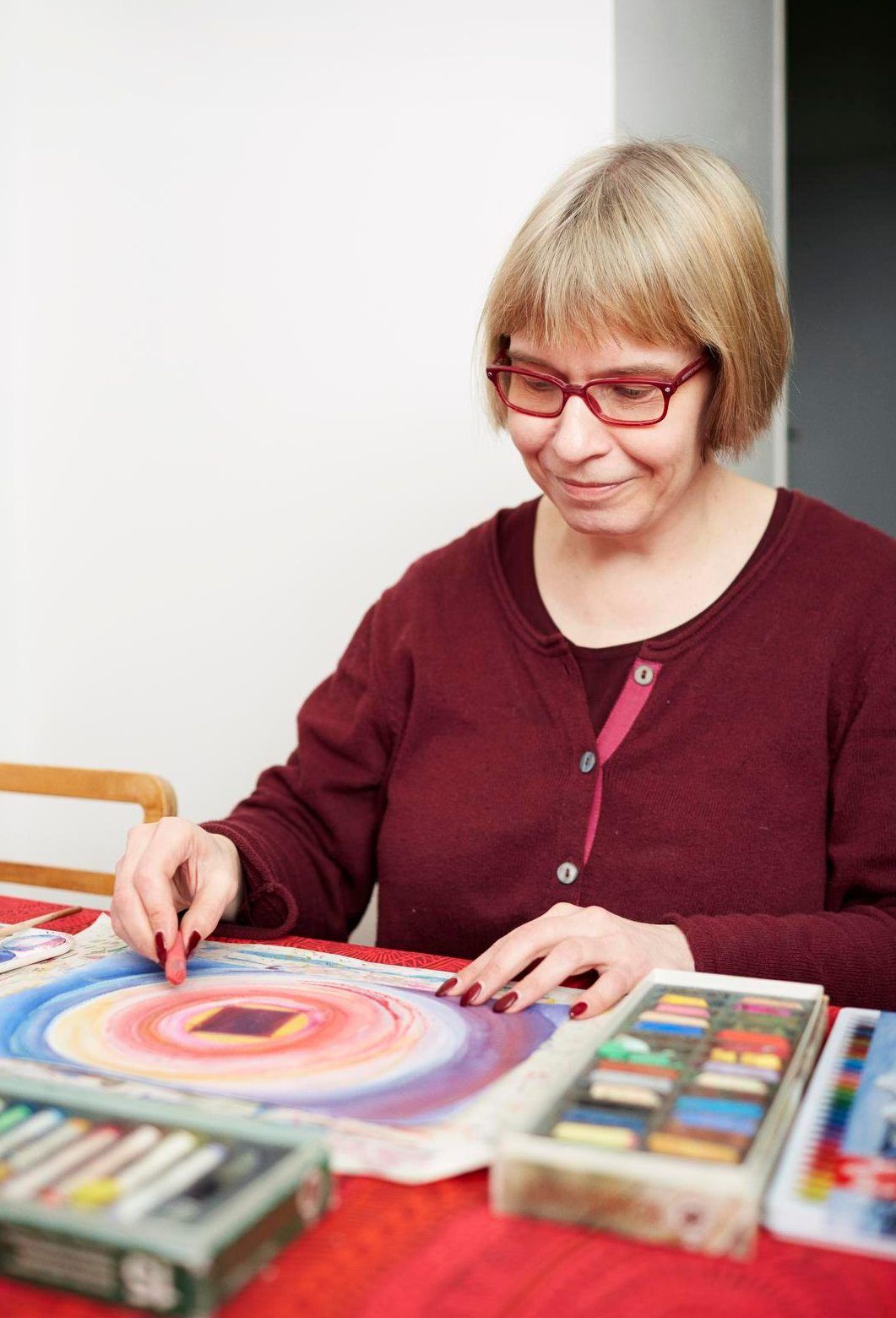 Anna-Marin on helpompi maalata tunteitaan paperille kuin sanoittaa niitä.