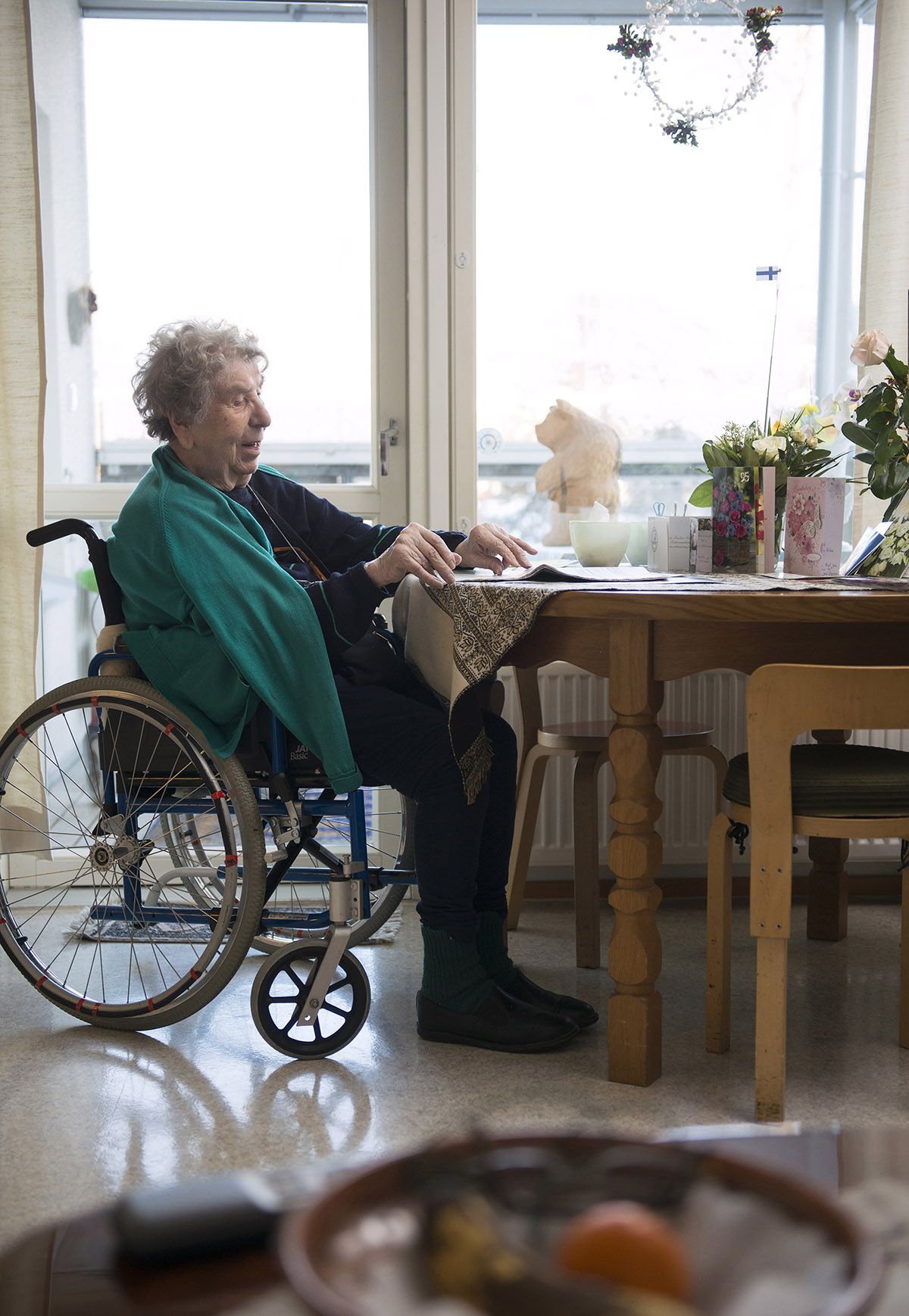 Valmu lukee joka päivä Helsingin Sanomat valoisassa keittiönurkkauksessaan.