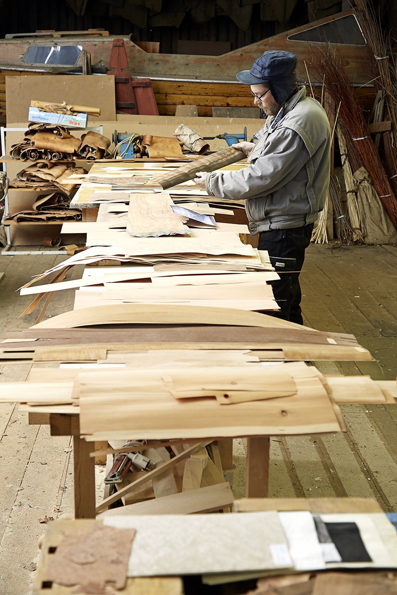 Ladossa Eke säilyttää tykötarpeitaan. Puuviilulajeja on kuutisenkymmentä. Nyt Eke valitsee mieleisiään joutsen-aiheiseen intarsiatyöhön.