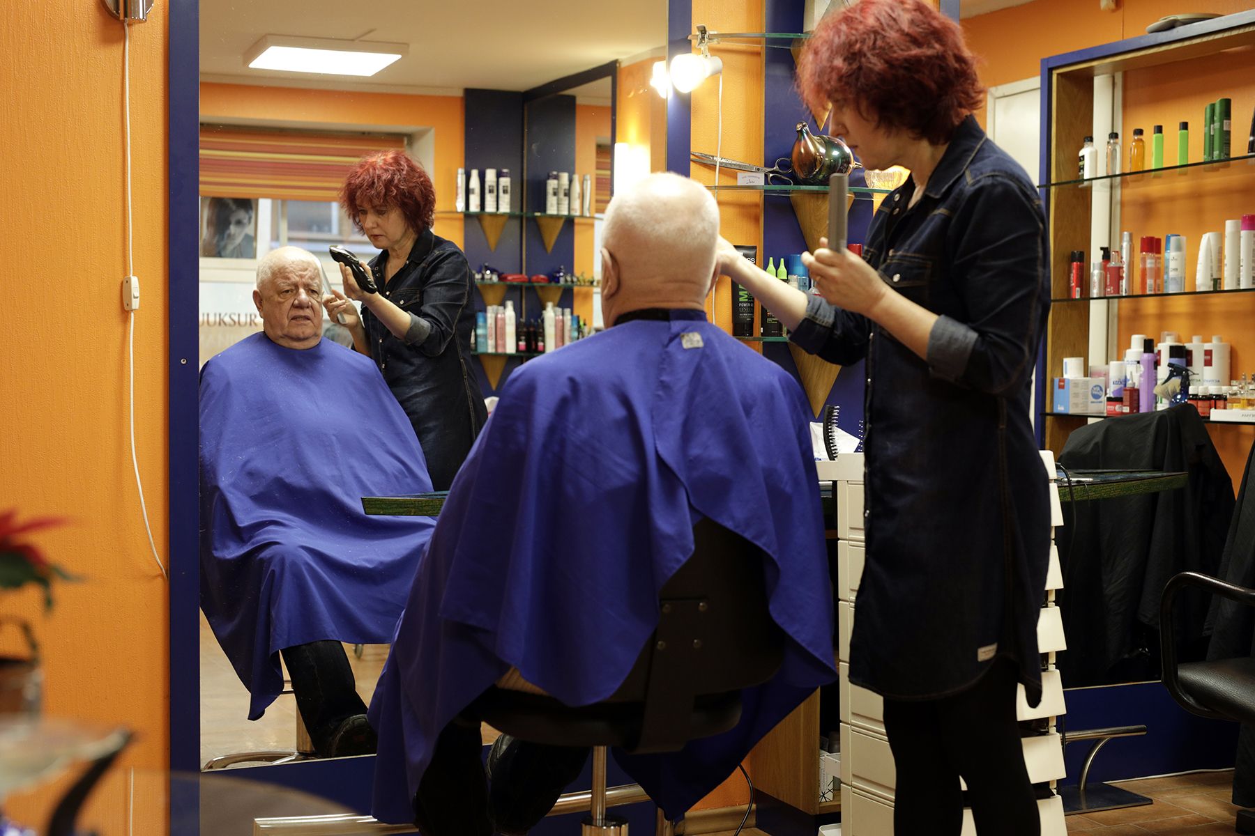 Viljar Kasemaa käy Juta Mäen parturoitavana kerran kuussa.