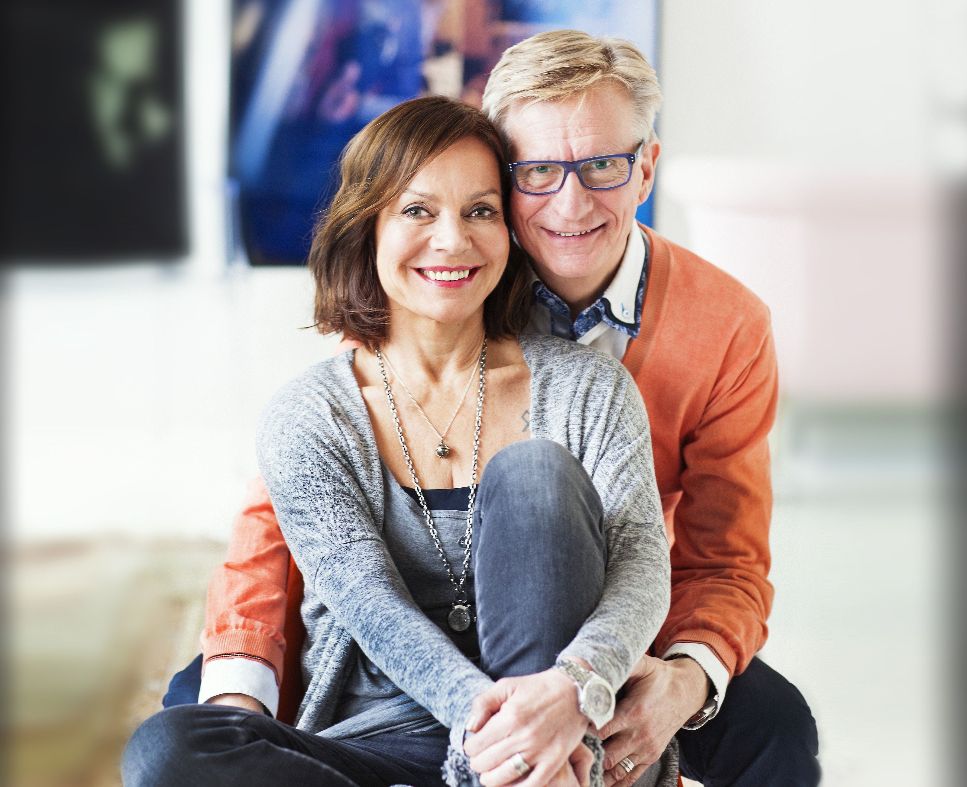 Ollin mielestä Lenassa parasta on huumorintaju ja itseironia. – Hän on myös erittäin hyvin säilynyt, sensuelli nainen, Olli sanoo. Lenan mielestä Olli on erittäin hauska. – Hän auttaa, kun olen murheen syövereissä. Olli yrittää koko ajan kehittyä ihmisenä, Lena sanoo.