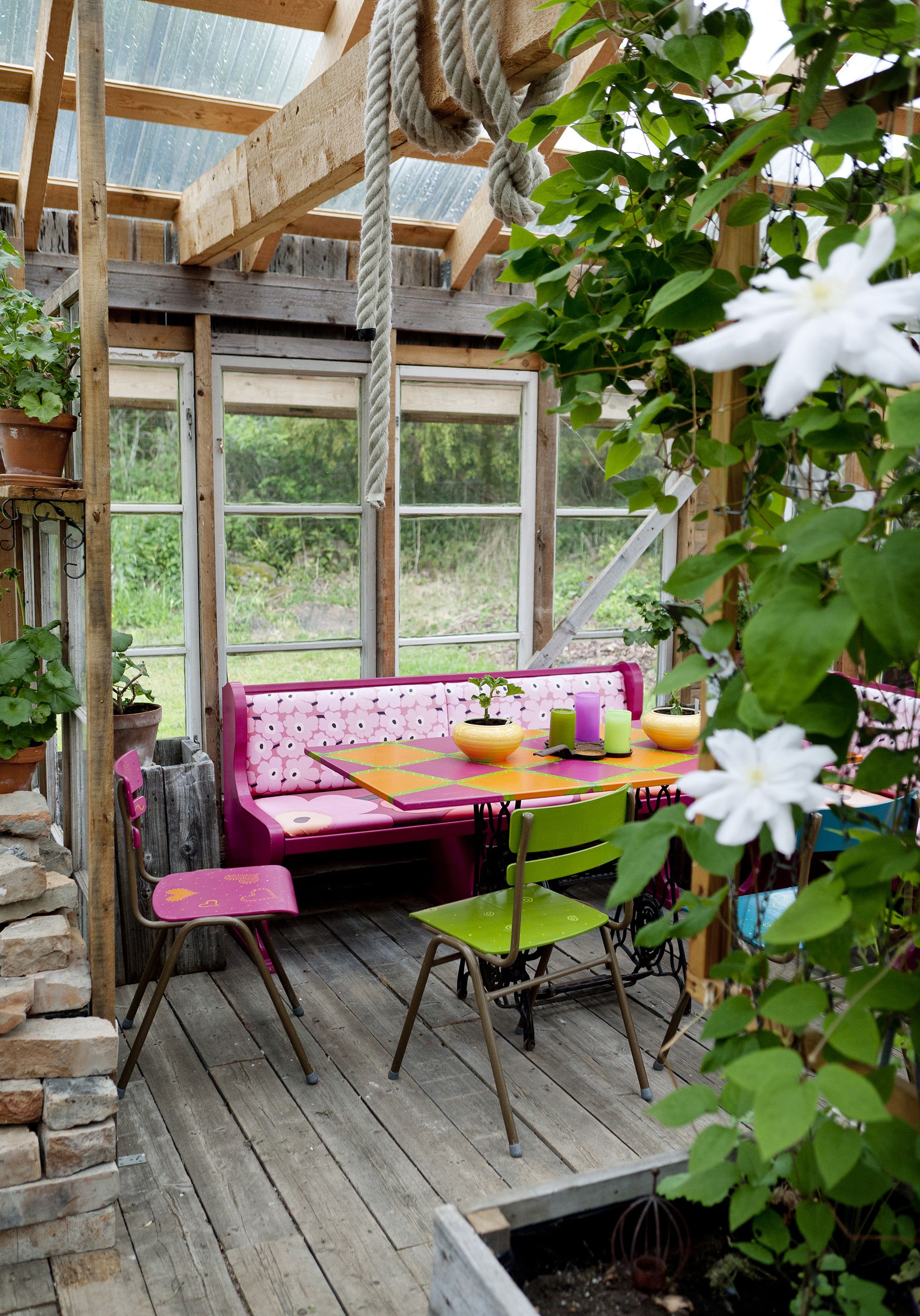 Lotta maalasi kahvilan tuolit toipuessaan leikkauksesta.