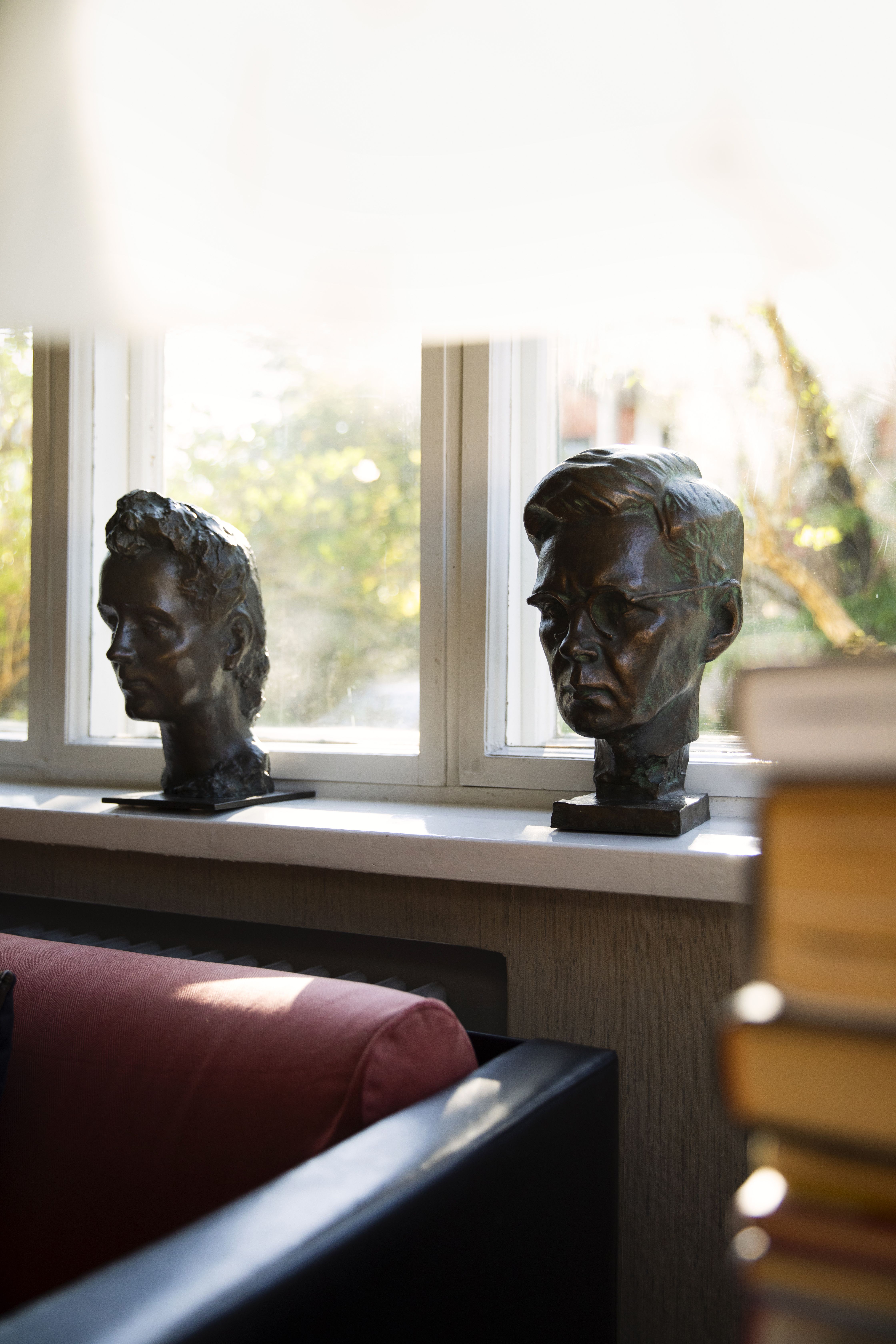 Äiti ja isä ovat ikkunalaudalla sellaisina kuin kuvanveistäjä Essi Renvall on heidät nähnyt.