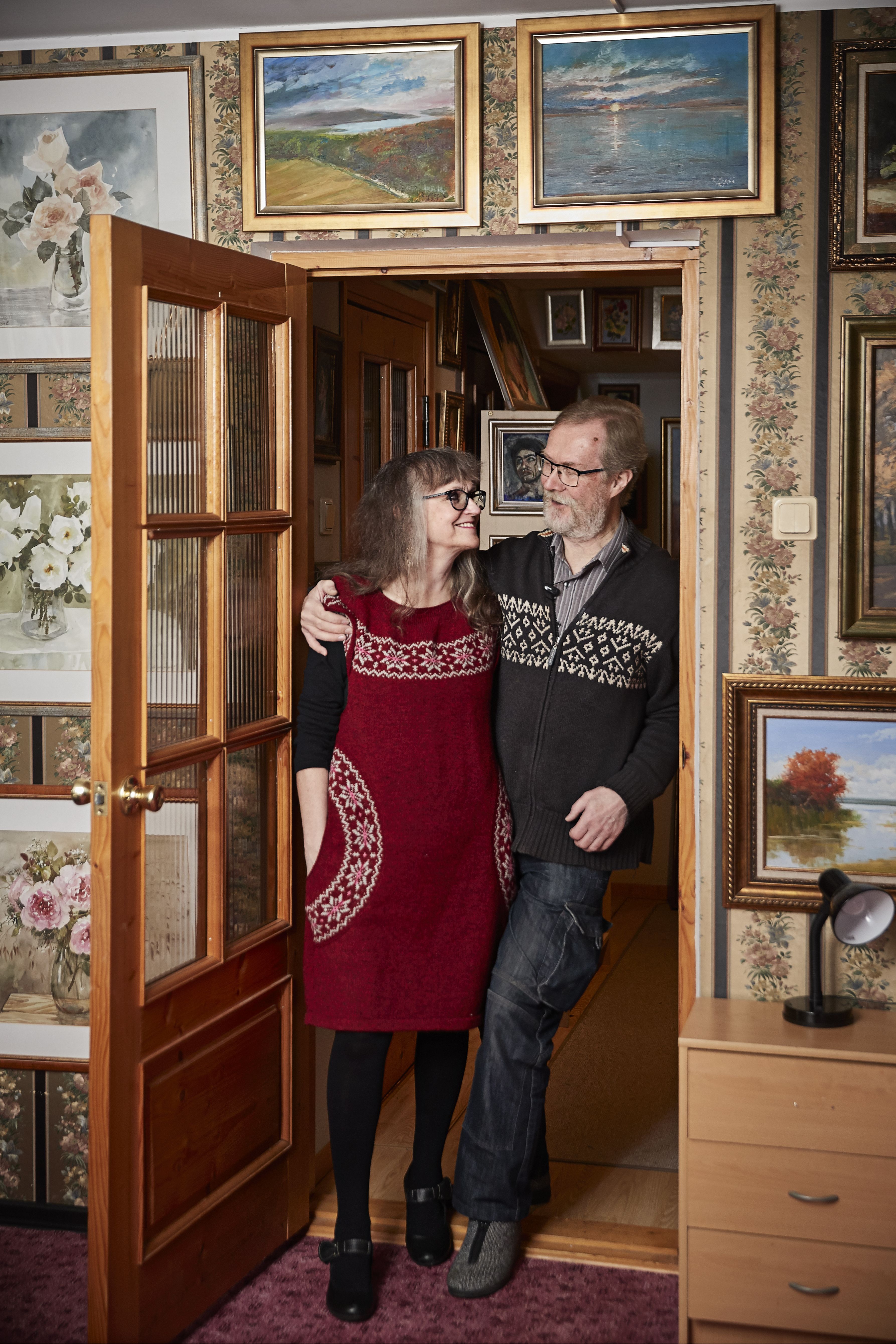 Kotigallerian näyttely vaihtuu tiuhaan. Kellarissa on kaksi pitkää hyllyriviä täynnä tauluja.