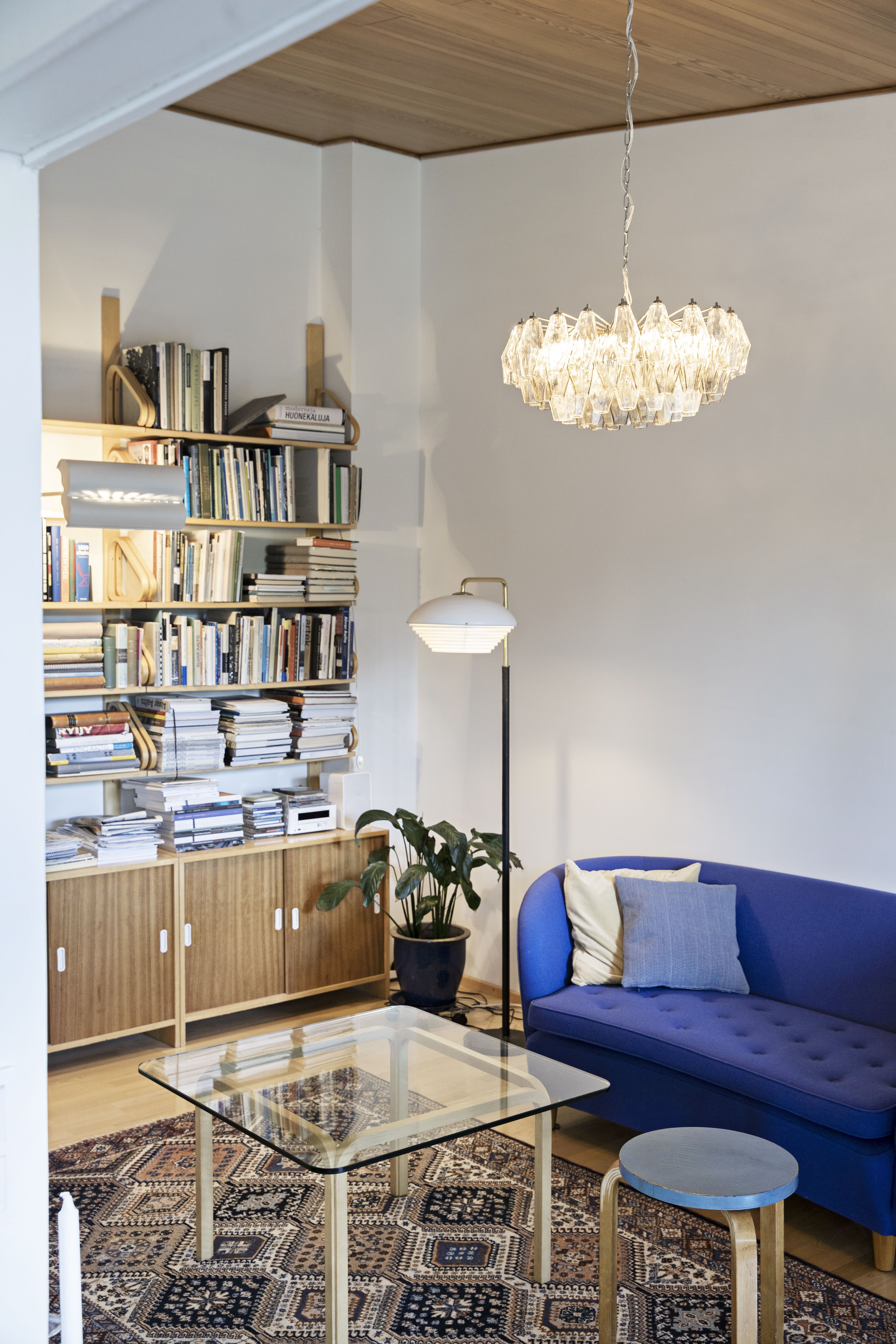 Pertti haaveili pitkään Flosin kattokruunusta. Uudessa kodissa oli vihdoin tilaa 90x90-senttiselle valaisimelle.