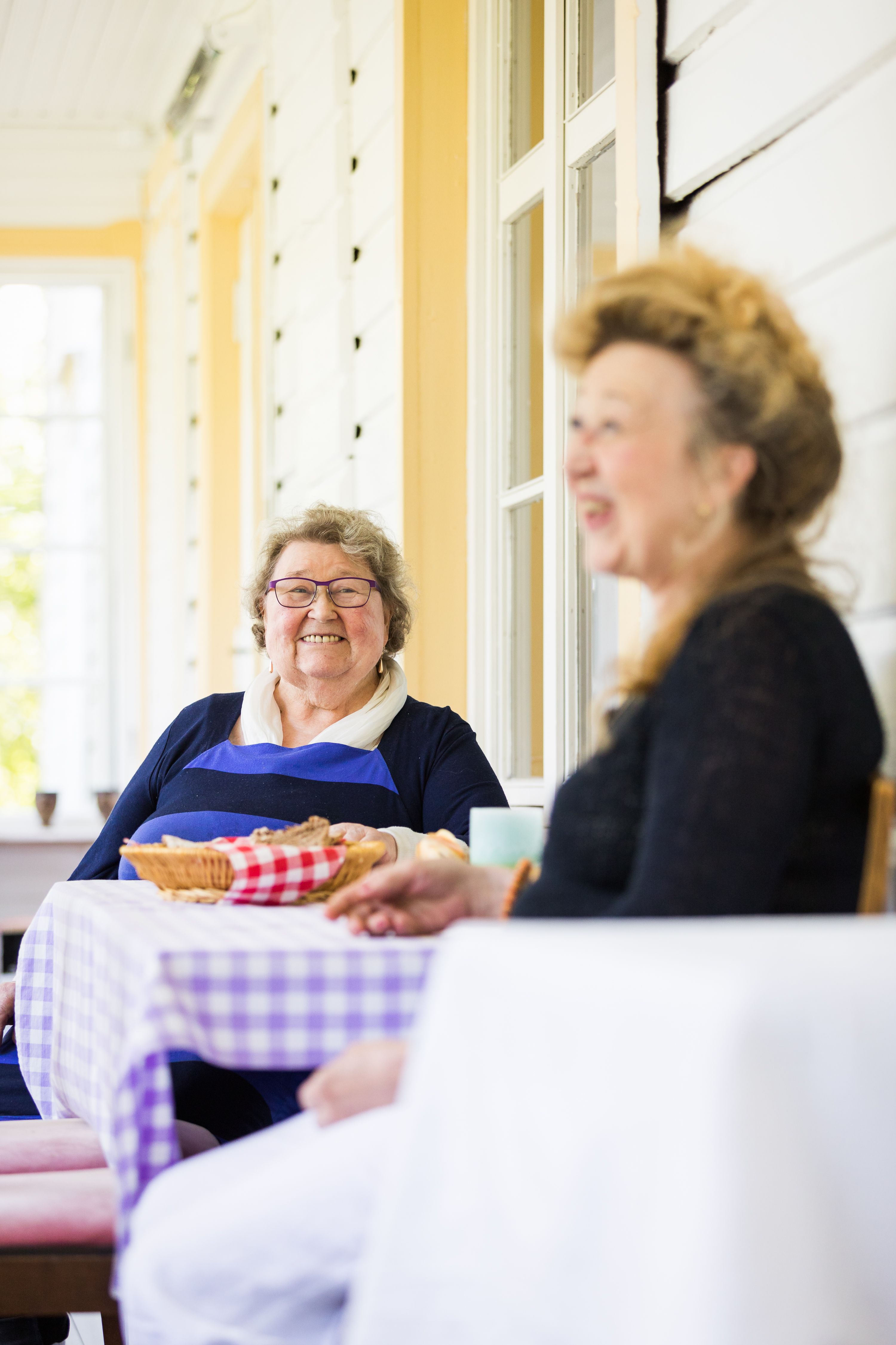Pirkko Nikurautio luovutti tilanpidon tyttärelleen Oilille vuonna 2010.