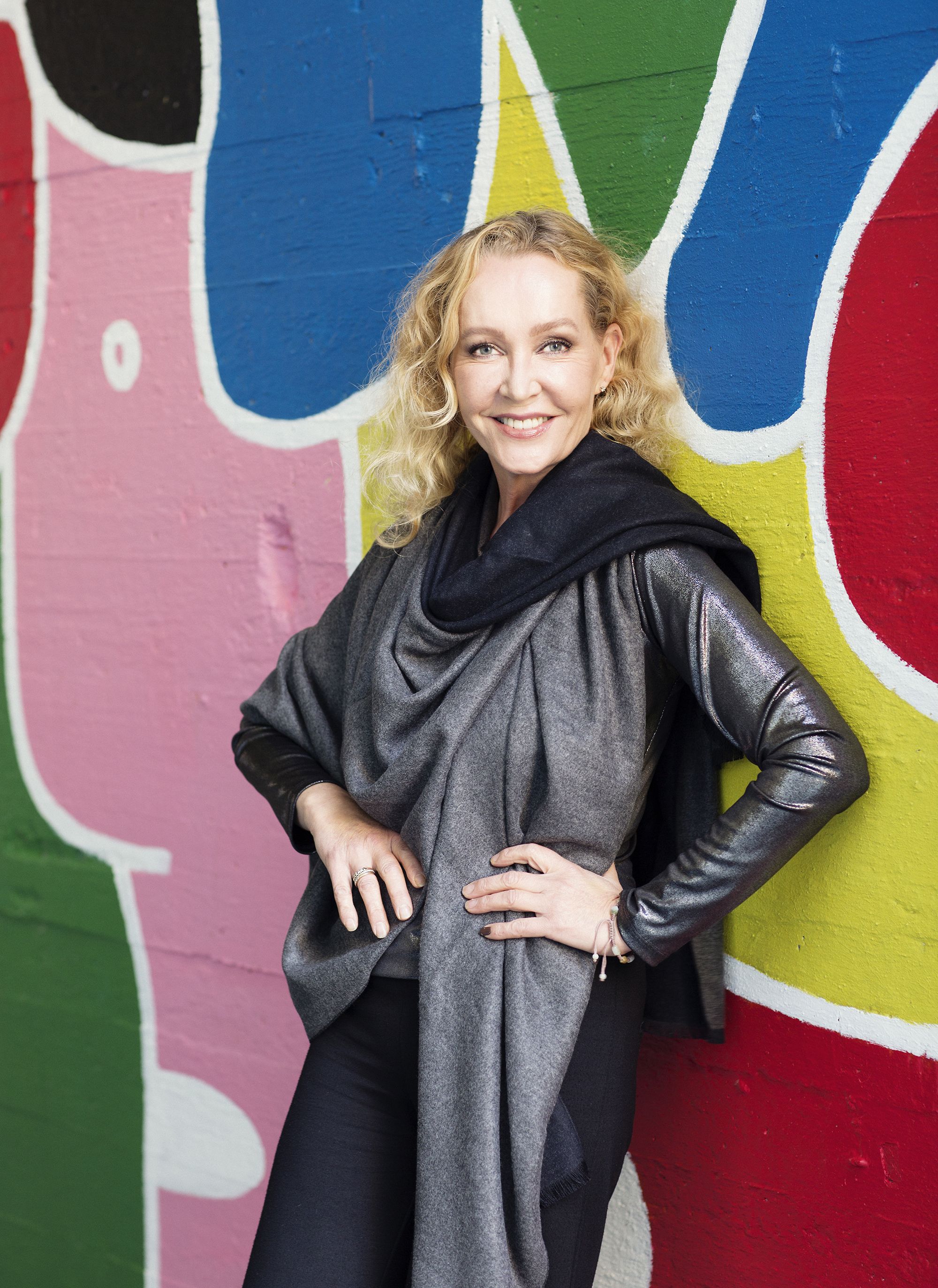 – Olen kiinnostunut ihmisistä, ja se on edellytys stylistin työlle, Outi Broux sanoo.