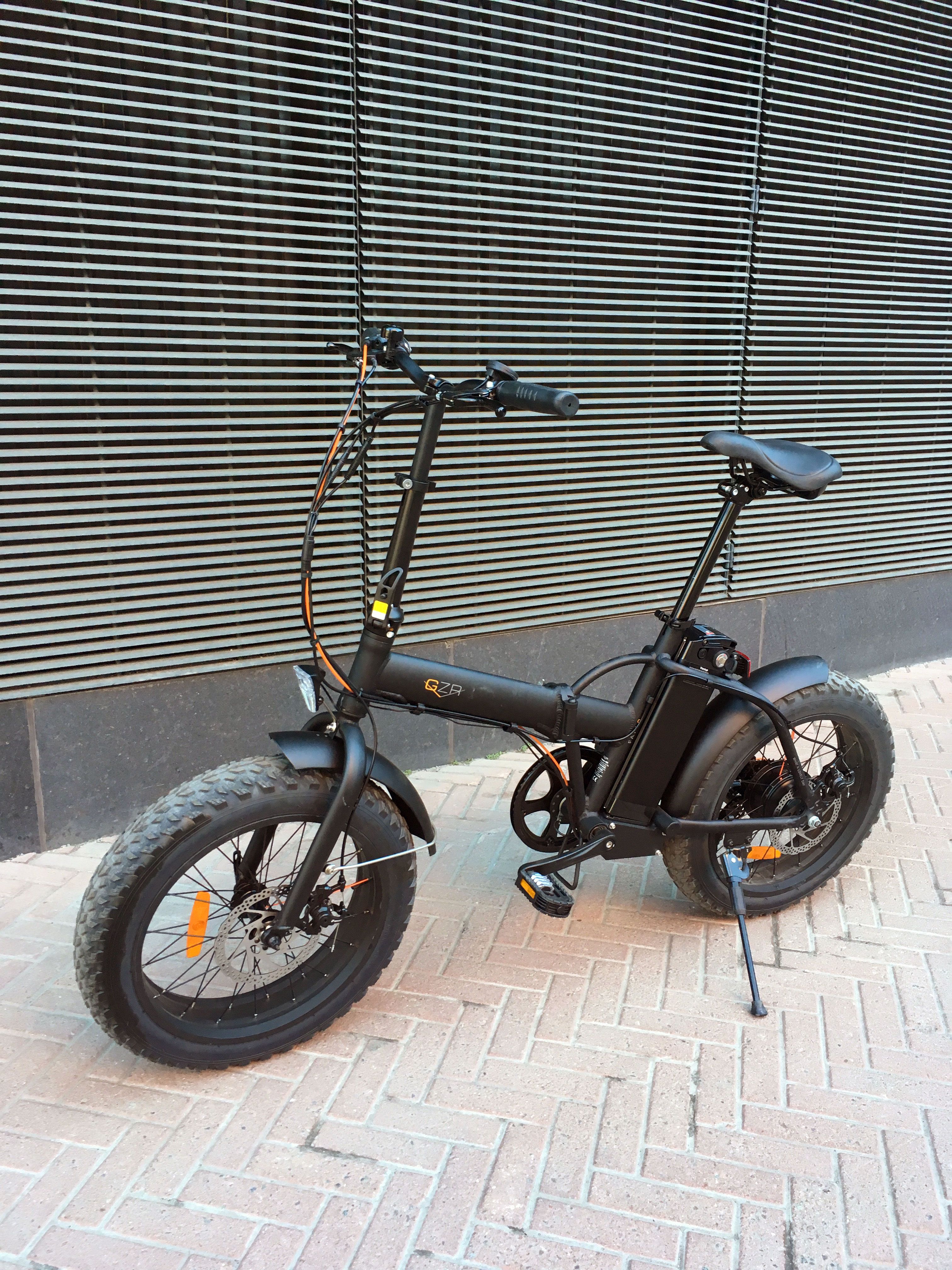 Pyörän akku on istuimen takana ja se on helppo irrottaa latausta varten.