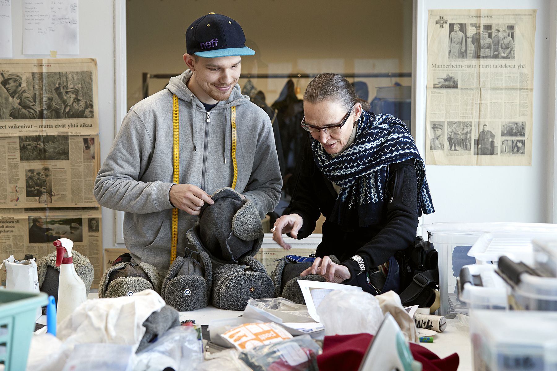 Marjatta Nissinen ja malliompelija Matias Hirvonen syventyvät karvalakkien saloihin.