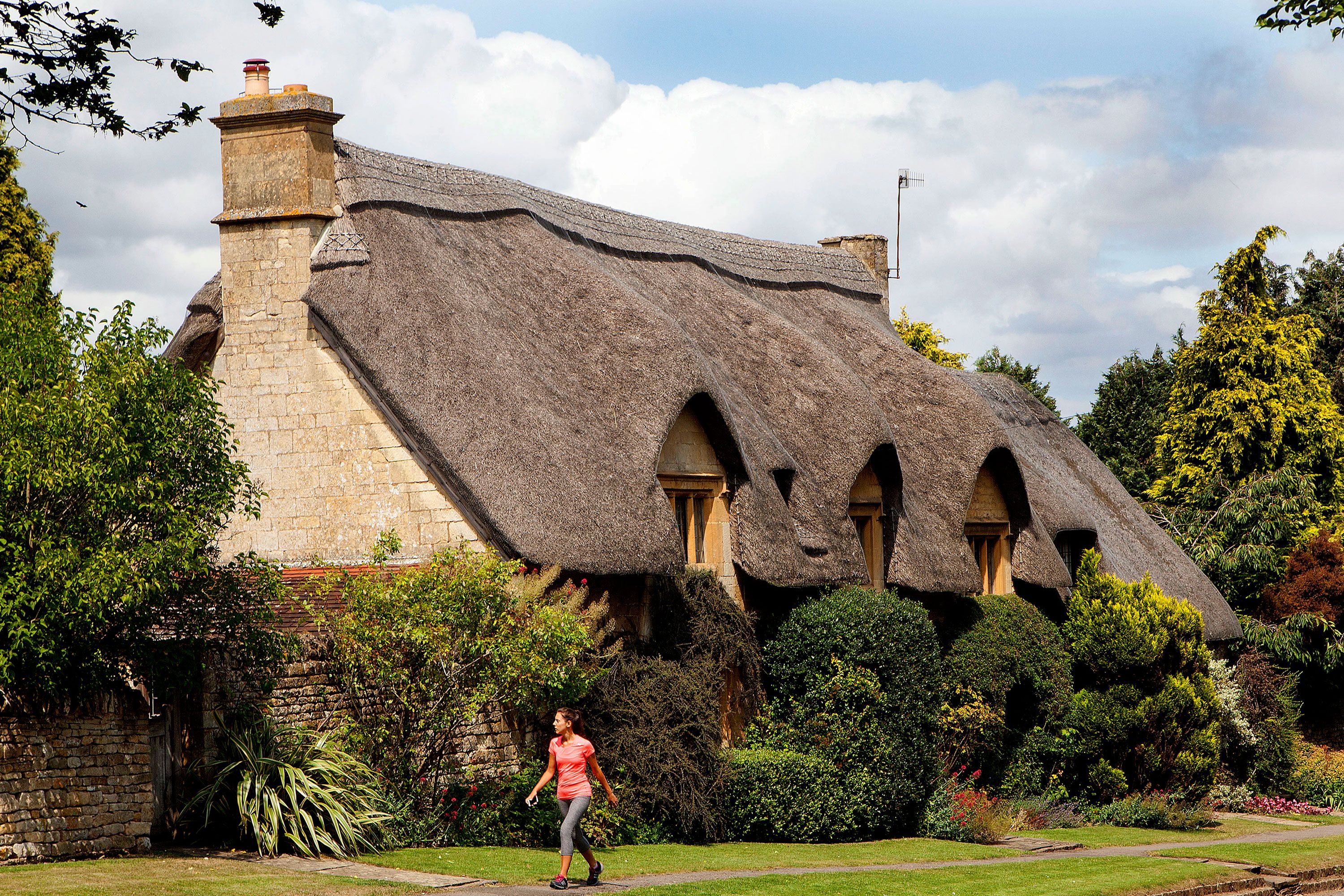 Chippin Camdenin taloissa on vielä upeita olkikattoja.