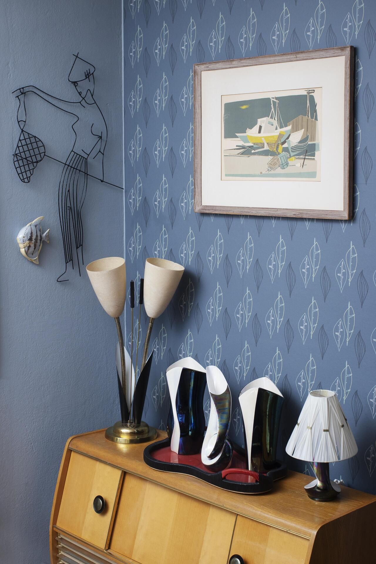 Vanhaa sinistä kuviotapettia löytyi Ruotsista.