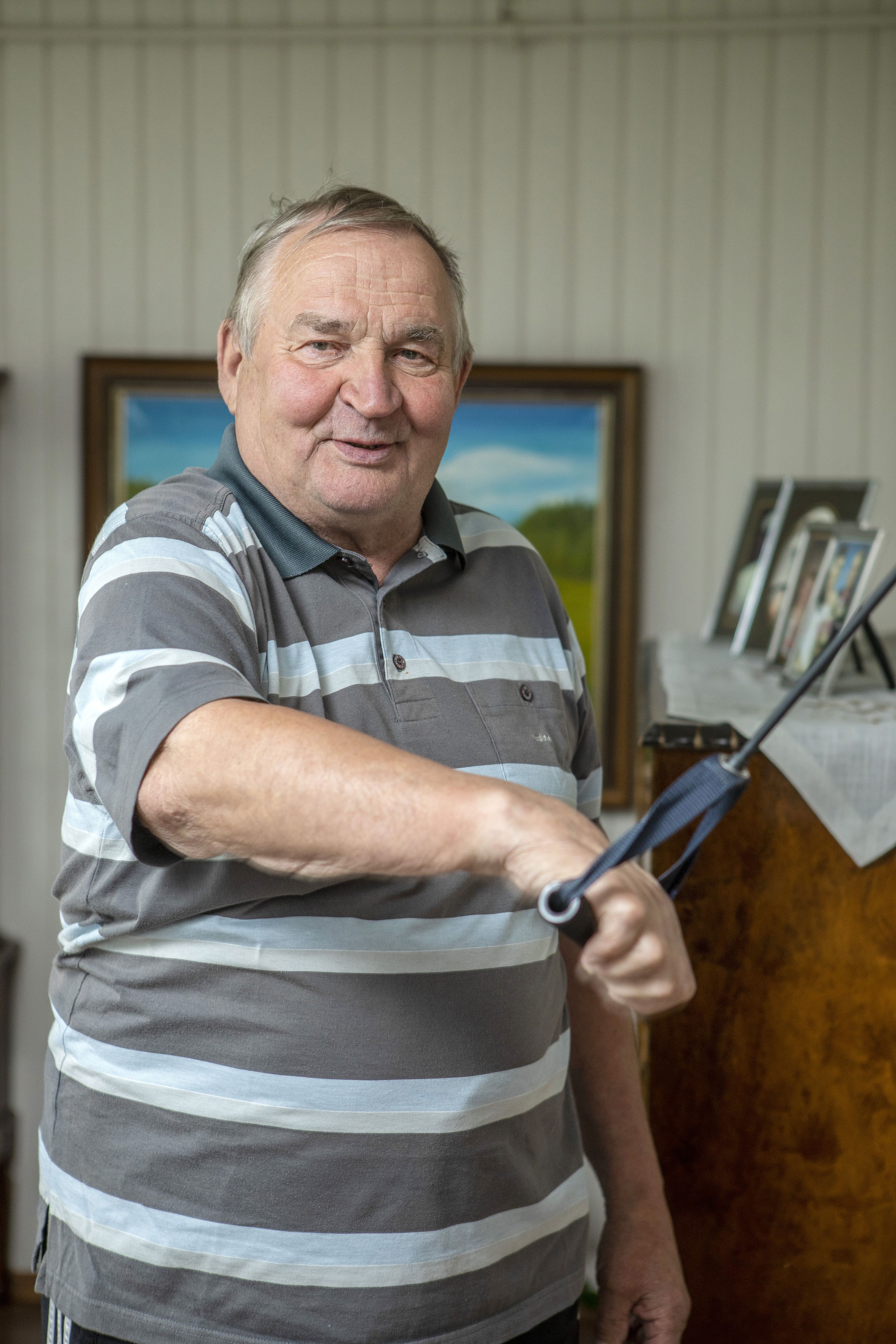 Matti Siekkinen kuntouttaa kättä ahkerasti kotona. Peukalokin toimii jo.