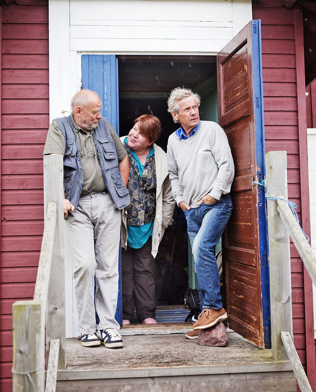 Tulossa vai menossa? Sakari Mäkelä, Kirsi Laento ja Sören Österberg tuumaustauolla sumusireeninhoitajan talon ovensuussa.