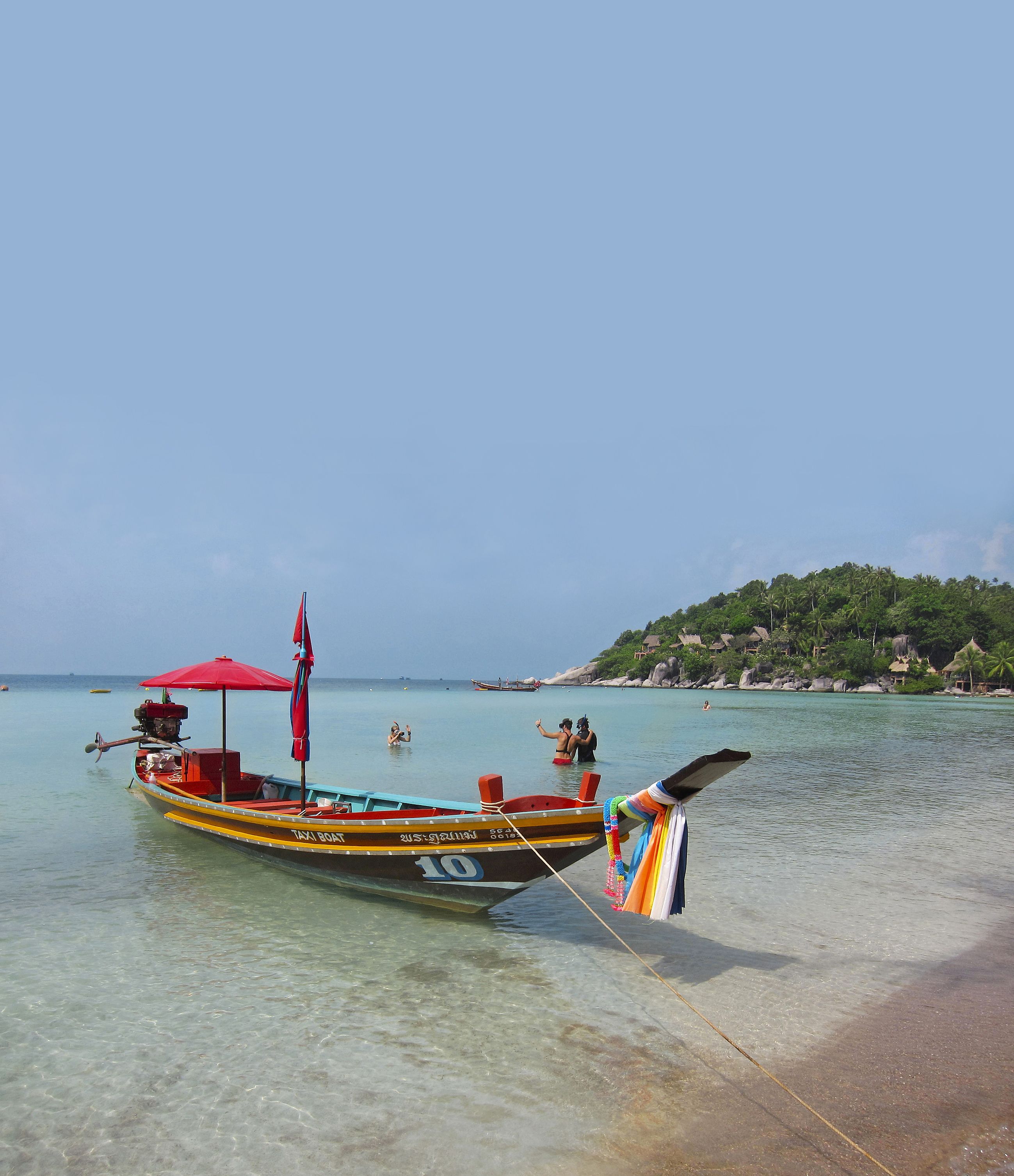 Snorklaamaan voi lähteä suoraan rannalta. Taksina ­toimiva pitkä­häntä­vene vie Nang Yuanin saarelle.