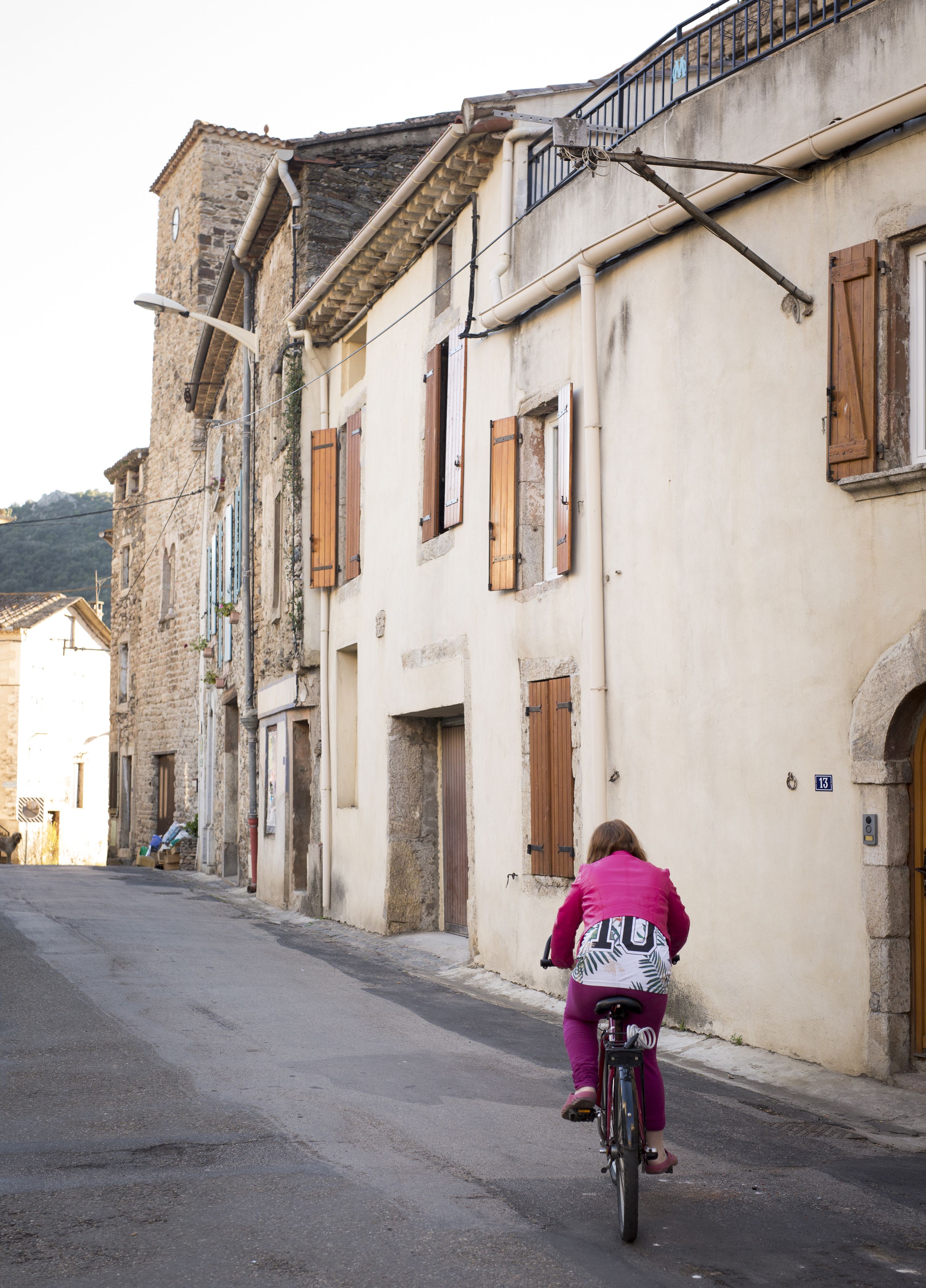 Polkupyörä on kätevä kulkupeli pikkukylässä.