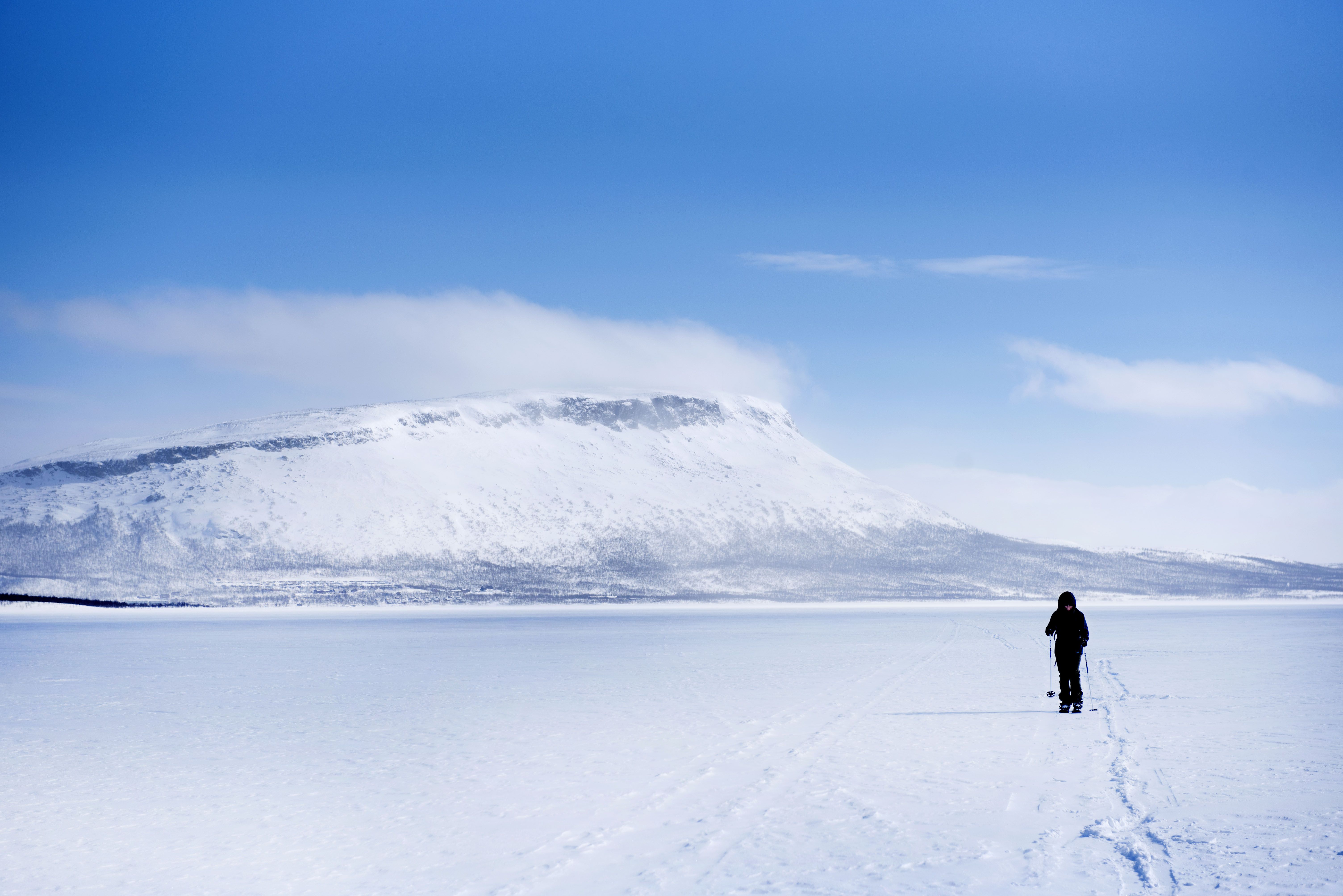 Saana valvoo kulkijoita Kilpisjärvellä.