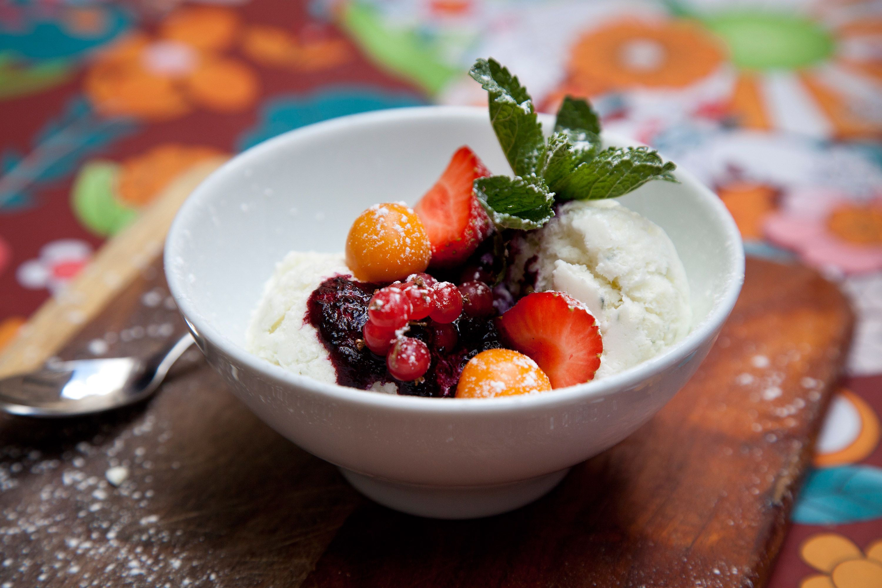 Must Puudelin sinihomejuustojää'telön saa mustaherukkakastikkeella koristettuna.