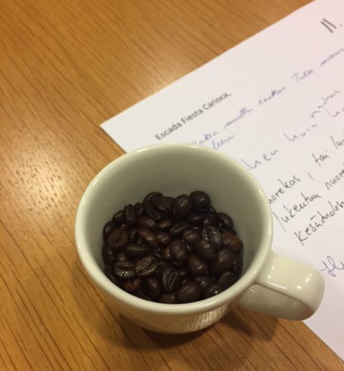 Vinkki! Kun vertailet tuoksuja, nuuhki välillä kahvipapuja. Siten seuraavan hajuveden tuoksu ei sekoitu nenässäsi edellisen kanssa.