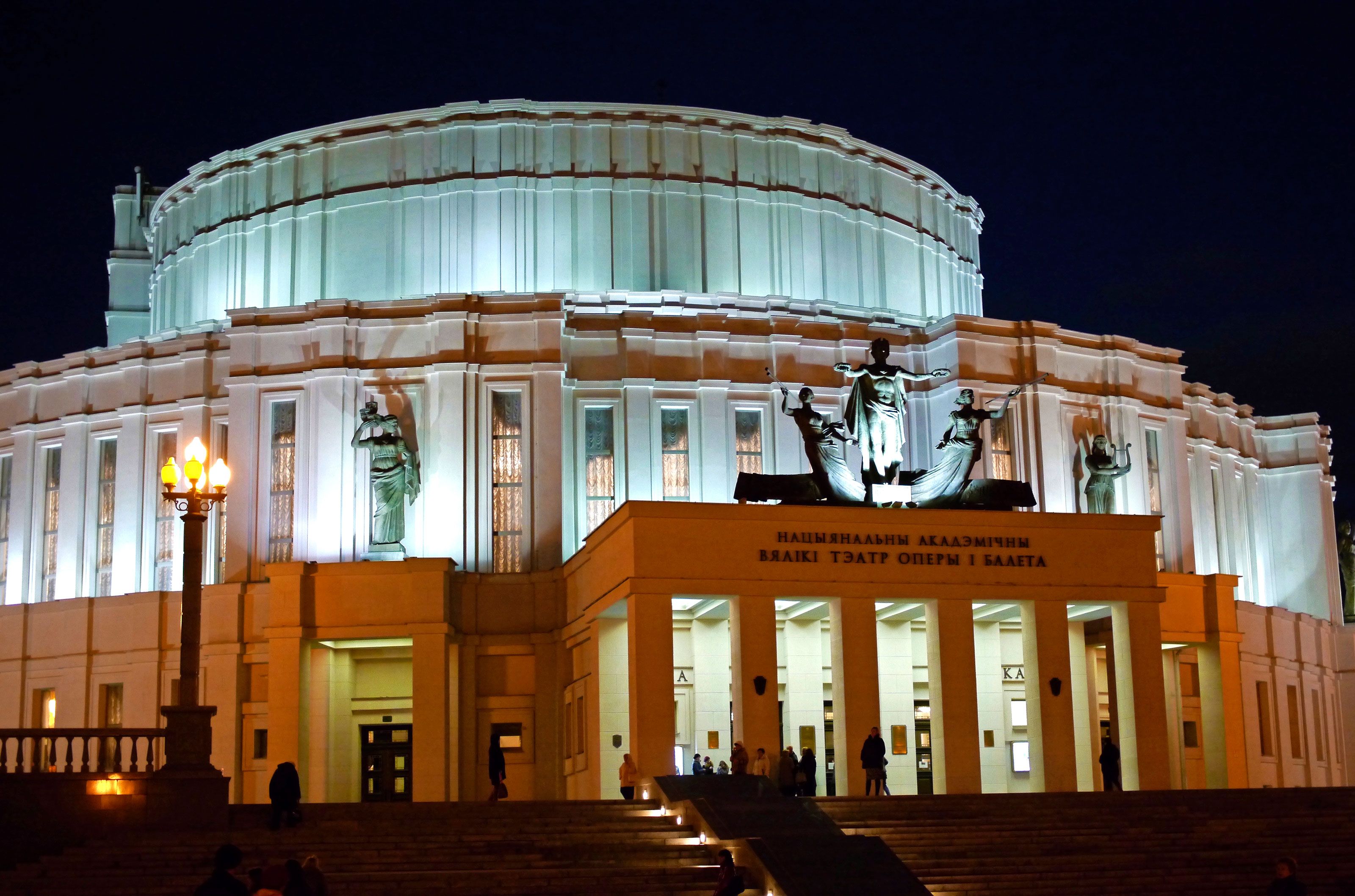 Kansallisoopperan pääsyliput maksavat vain 5 euroa.