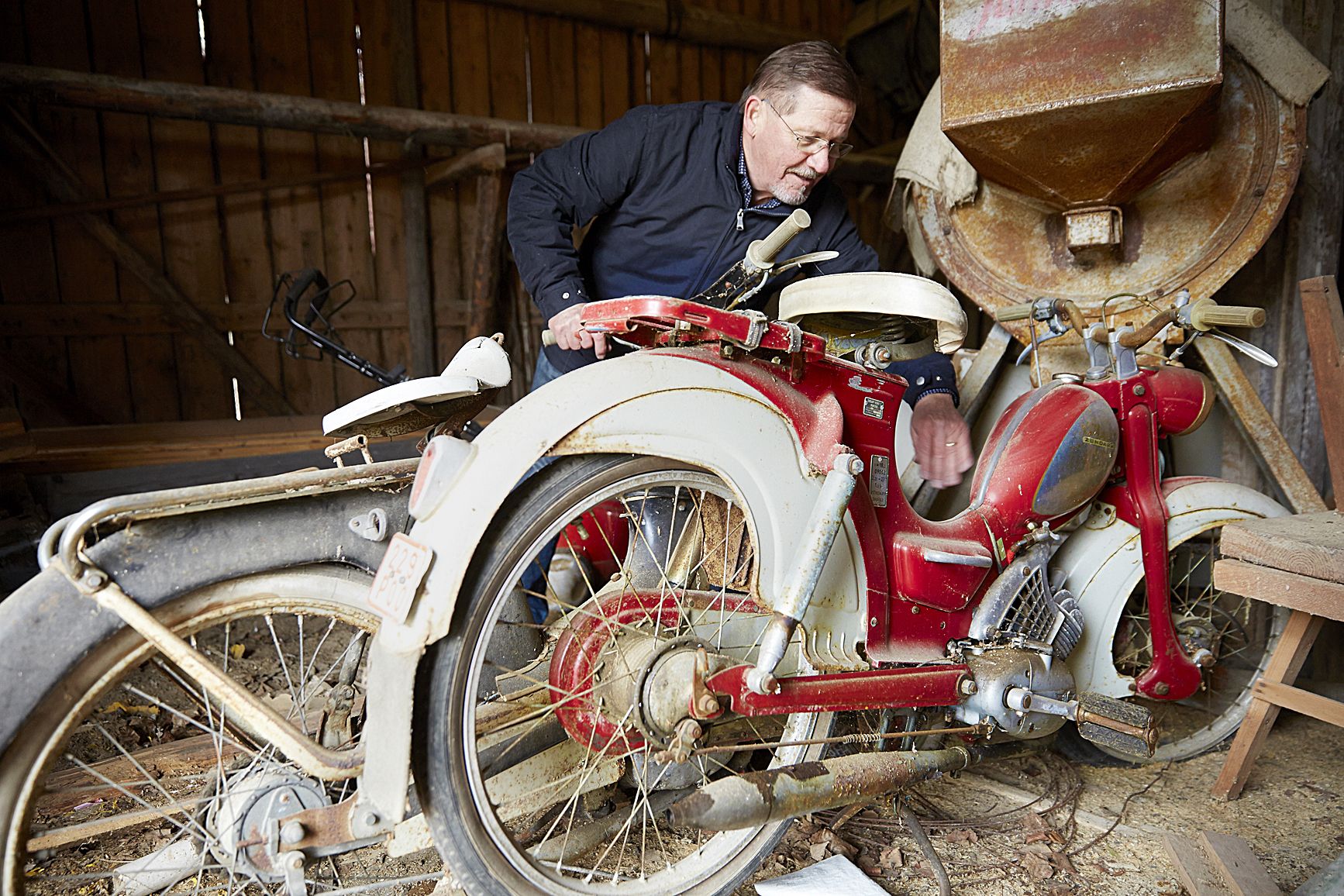 Muutama mopo teinivuosilta odottaa piharakennuksessa entisöintiä.