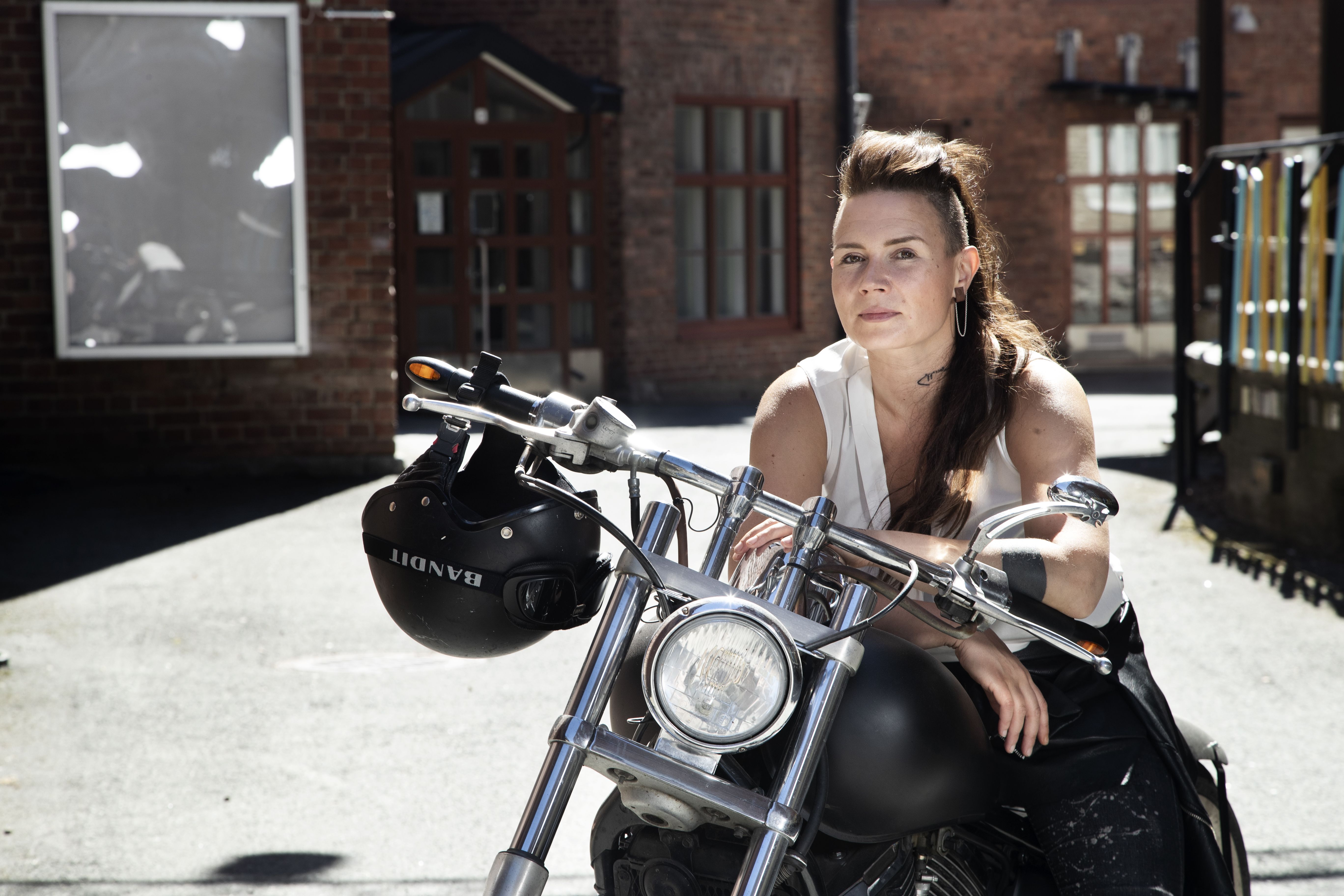 Kaunis kuulolaitekoru antaa Jenni&nbsp;Ahtiaiselle&nbsp;itsevarmuutta ja tarjoaa luontevan keinon keskustella huonokuuloisuudesta.