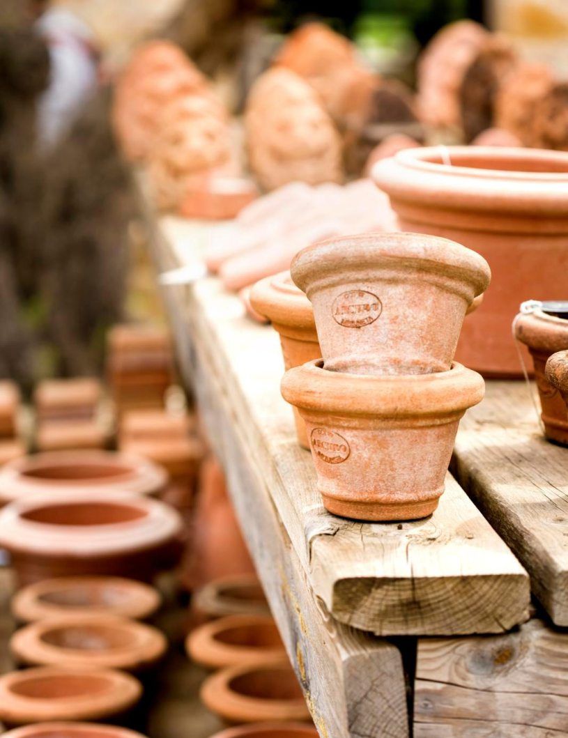 Okranväriset terracottaruukut ovat oleellinen osa Rivieran pihanäkymiä.