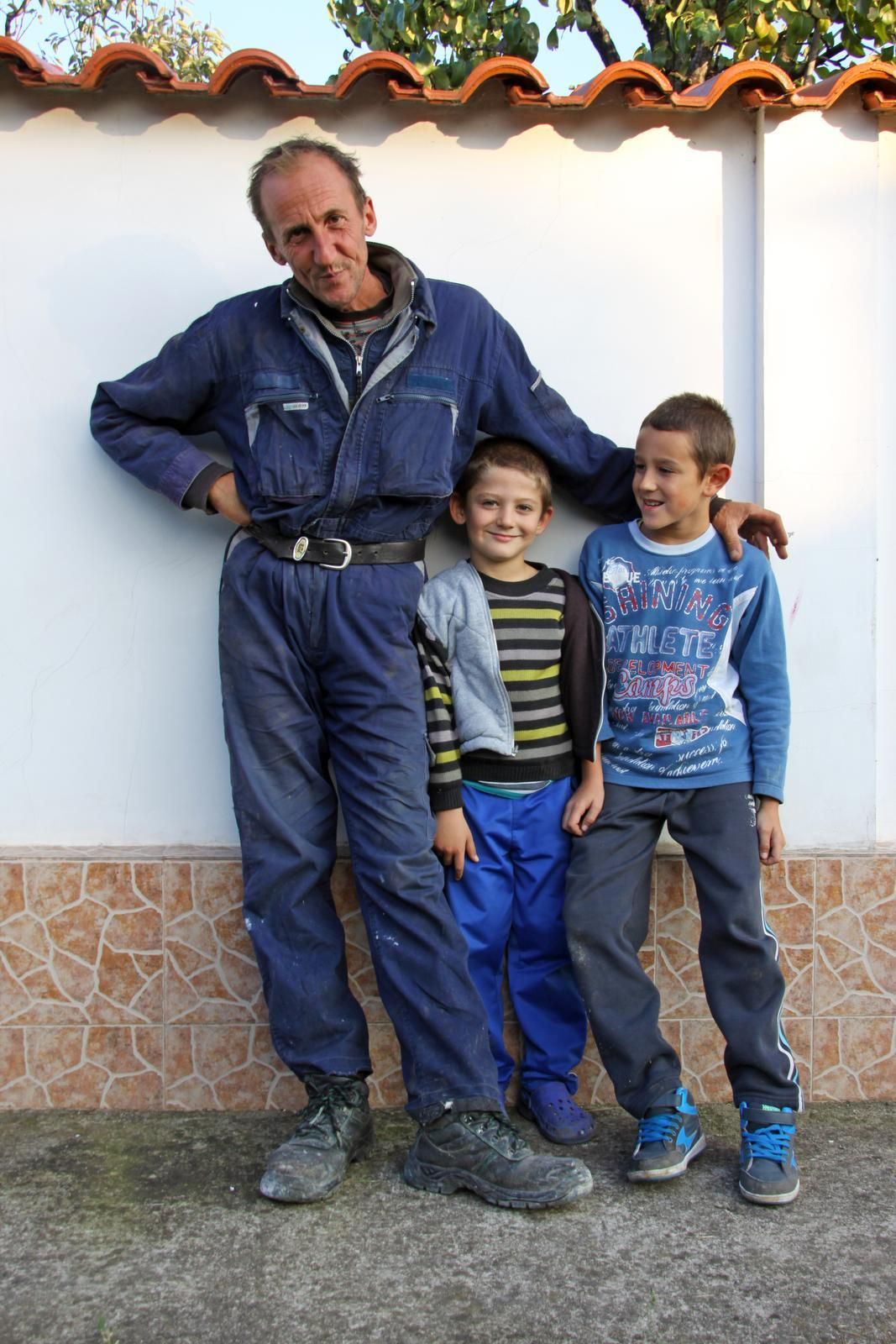 Menenkyovon kylän iloiset pojat ovat päässeet Kosta Lachkovin kainaloon.