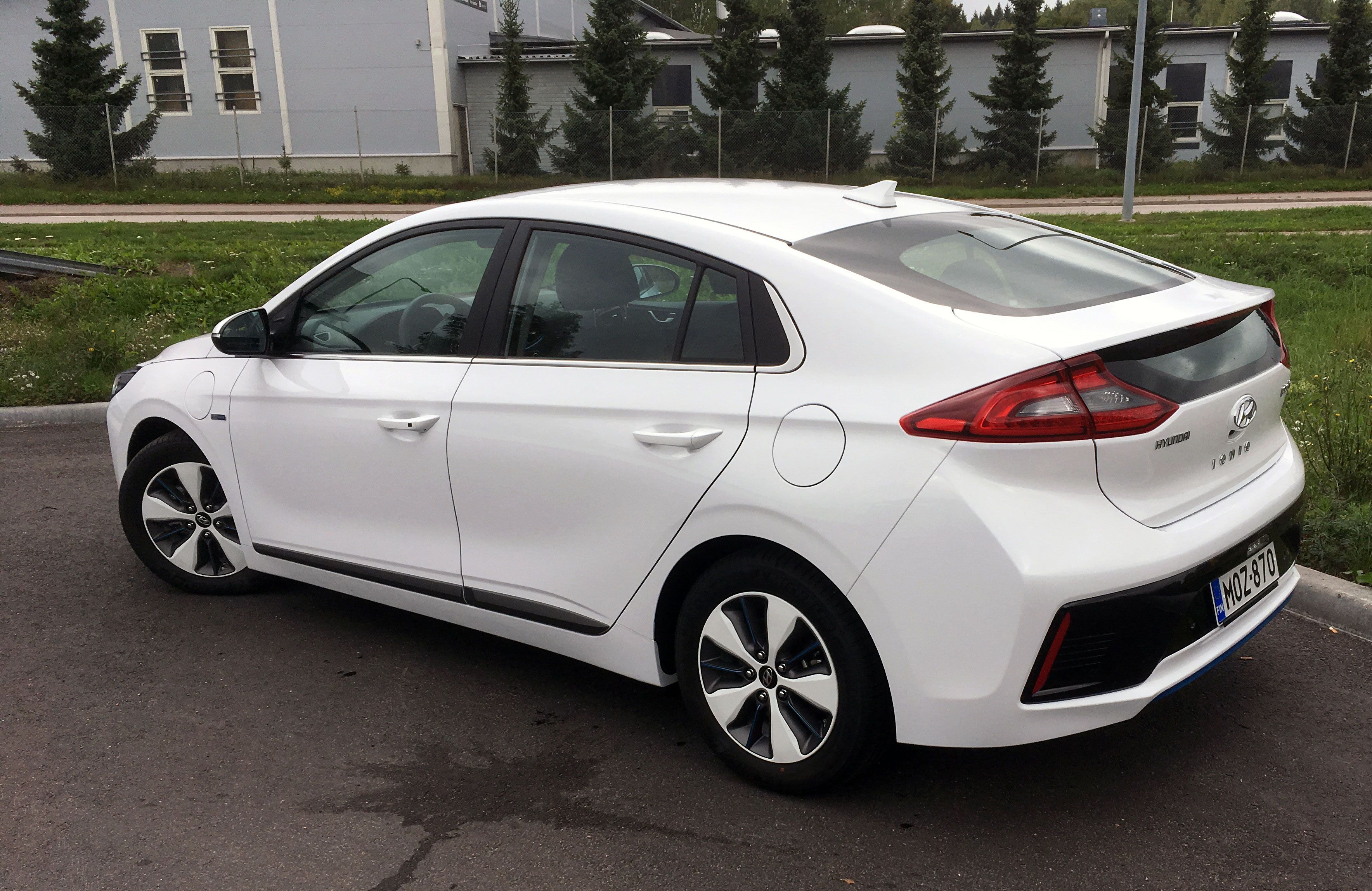 Muotoilu on vauhdikasta. Sen takia takaikkunasta näkyy huonosti ulos.