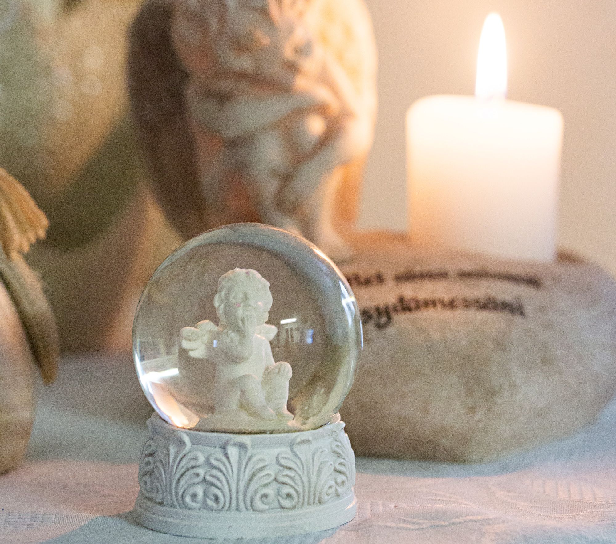 Enkeleitä on kertynyt Marjan hyllylle kymmenen vuoden ajan.