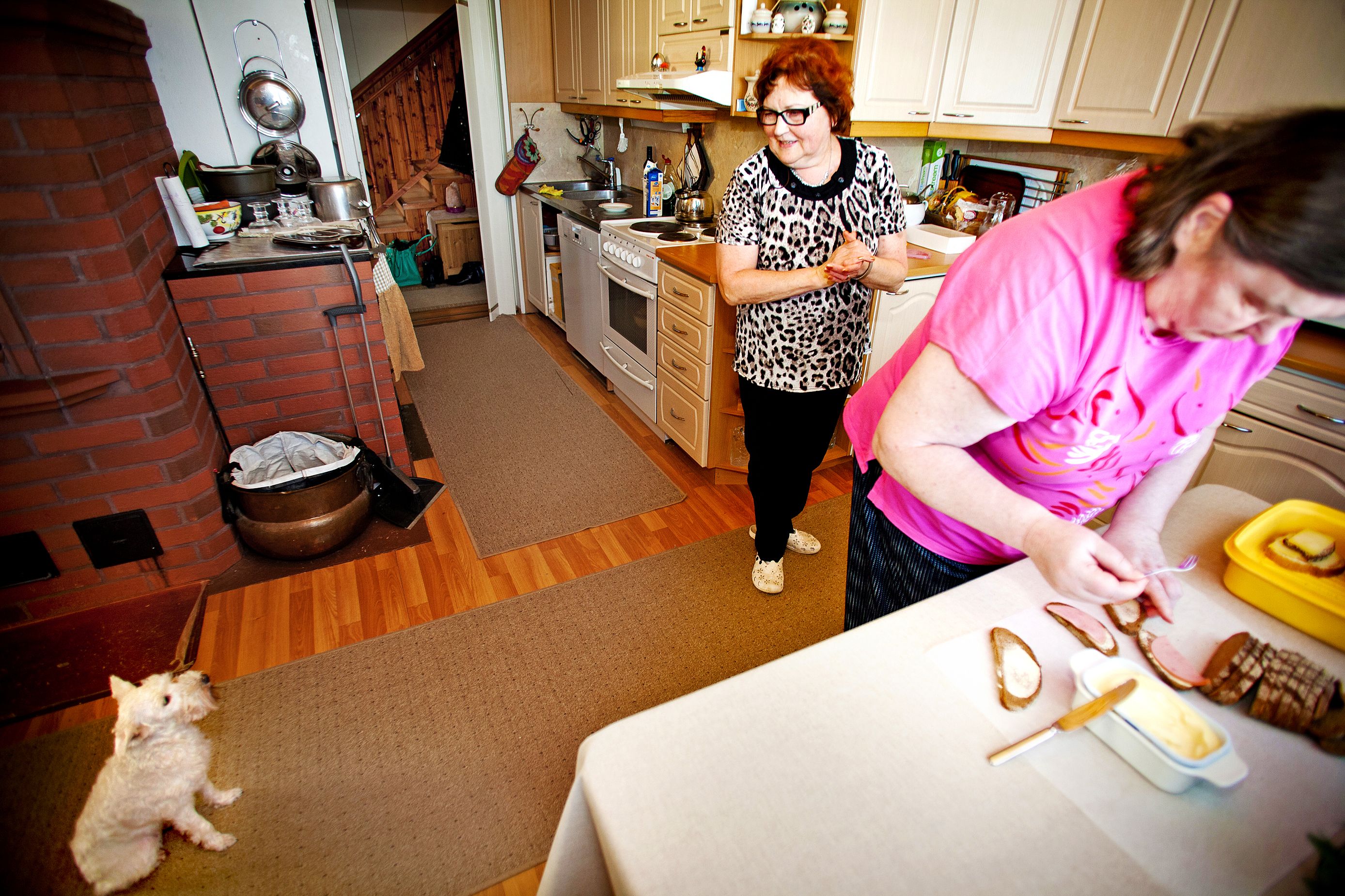 Marjut pelkää vettä, mutta hänellä on auttavainen tahto. Kun päivän kotimainen elokuva on katsottu, hän laittelee mielellään leipiä. Snautseri Ruby hoitaa mallikkaasti terapiakoiran tehtävää.