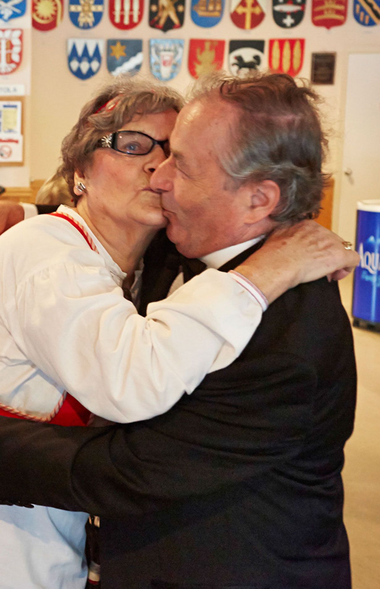 Marjatta Nieminen saa mitä ansaitsee, ritarillisia pusuja. 