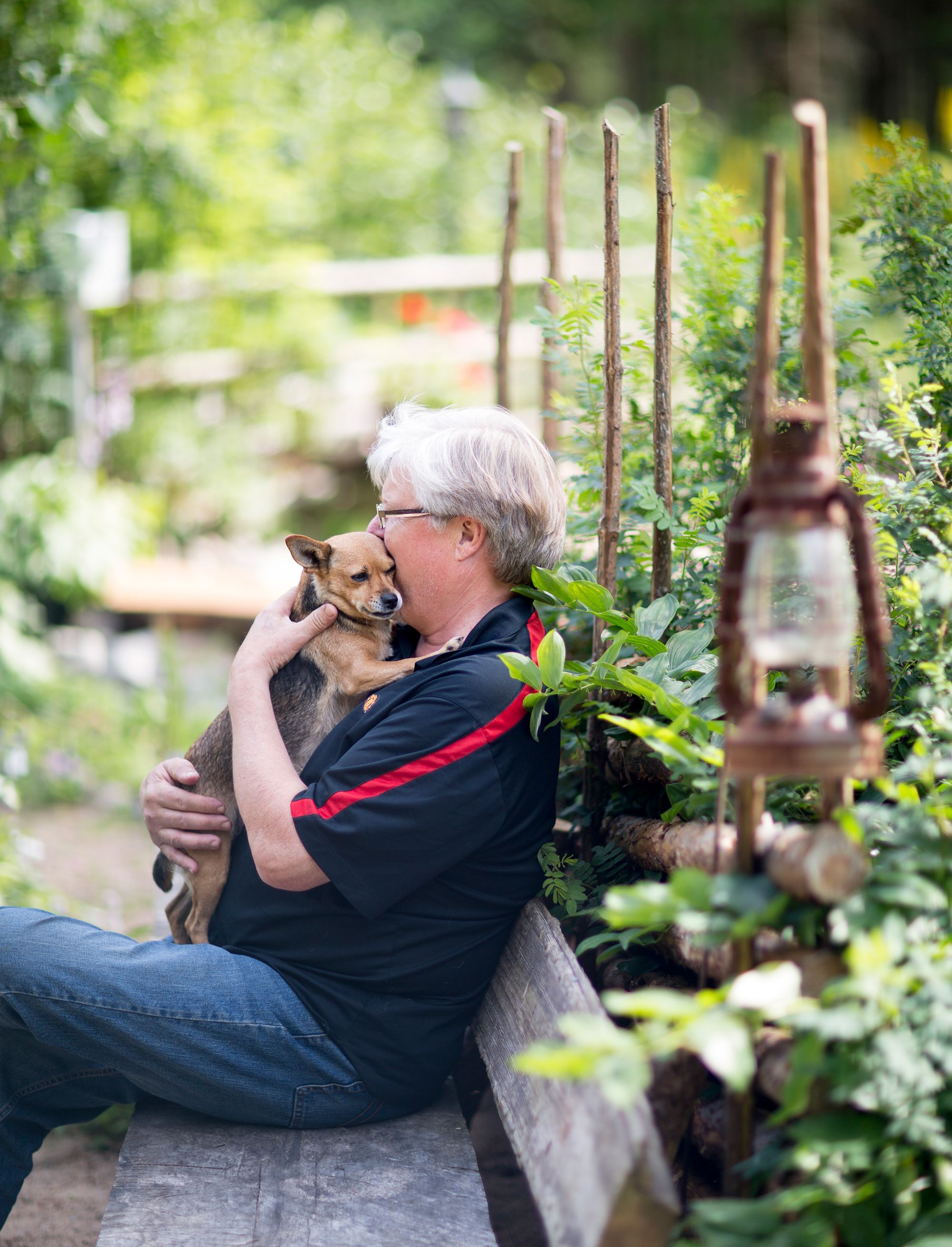 Viljo Hokkanen löytökoira Velmun kanssa.