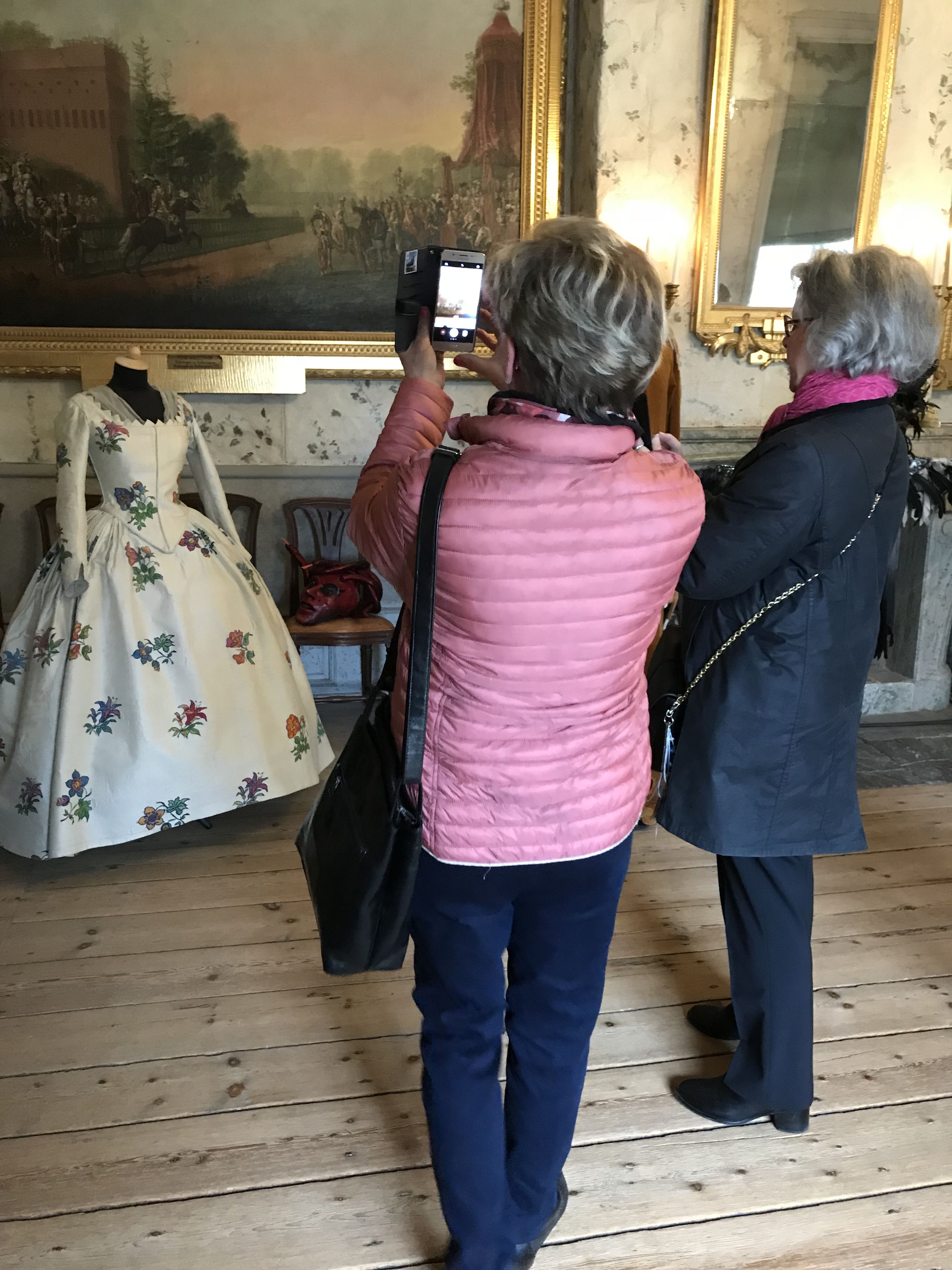 1700-luvulla omaisuus kannettiin päällä: kankaan määrä oli vaurauden merkki. Siksi naisten pukuihin uhrattiin kangasta reilusti yli tarpeen. Jos sitä ei uponnut helmaan riittävästi, helmoja levitettiin metreittäin.