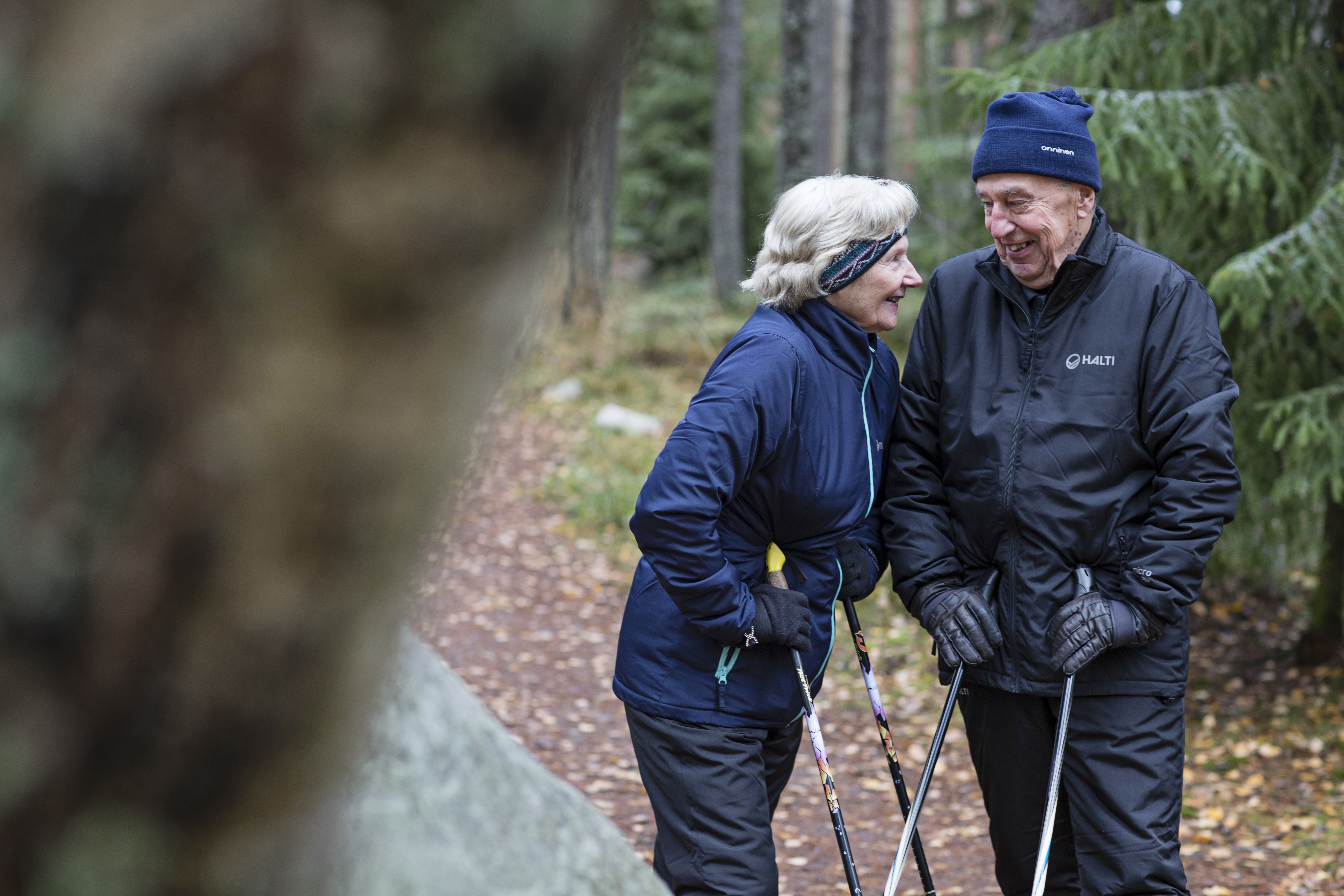 Läheisyys Erkin&nbsp;kanssa on helppoa&nbsp;ja luonnollista. "Erkin kanssa nauran niin kuin en koskaan ennen",&nbsp;Toini&nbsp;sanoo.