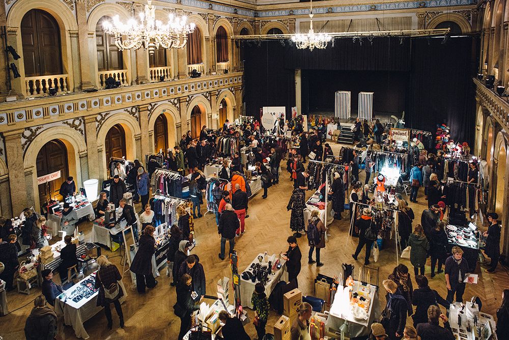 Joulutori Helsingin Vanhalla Ylioppilastalolla.