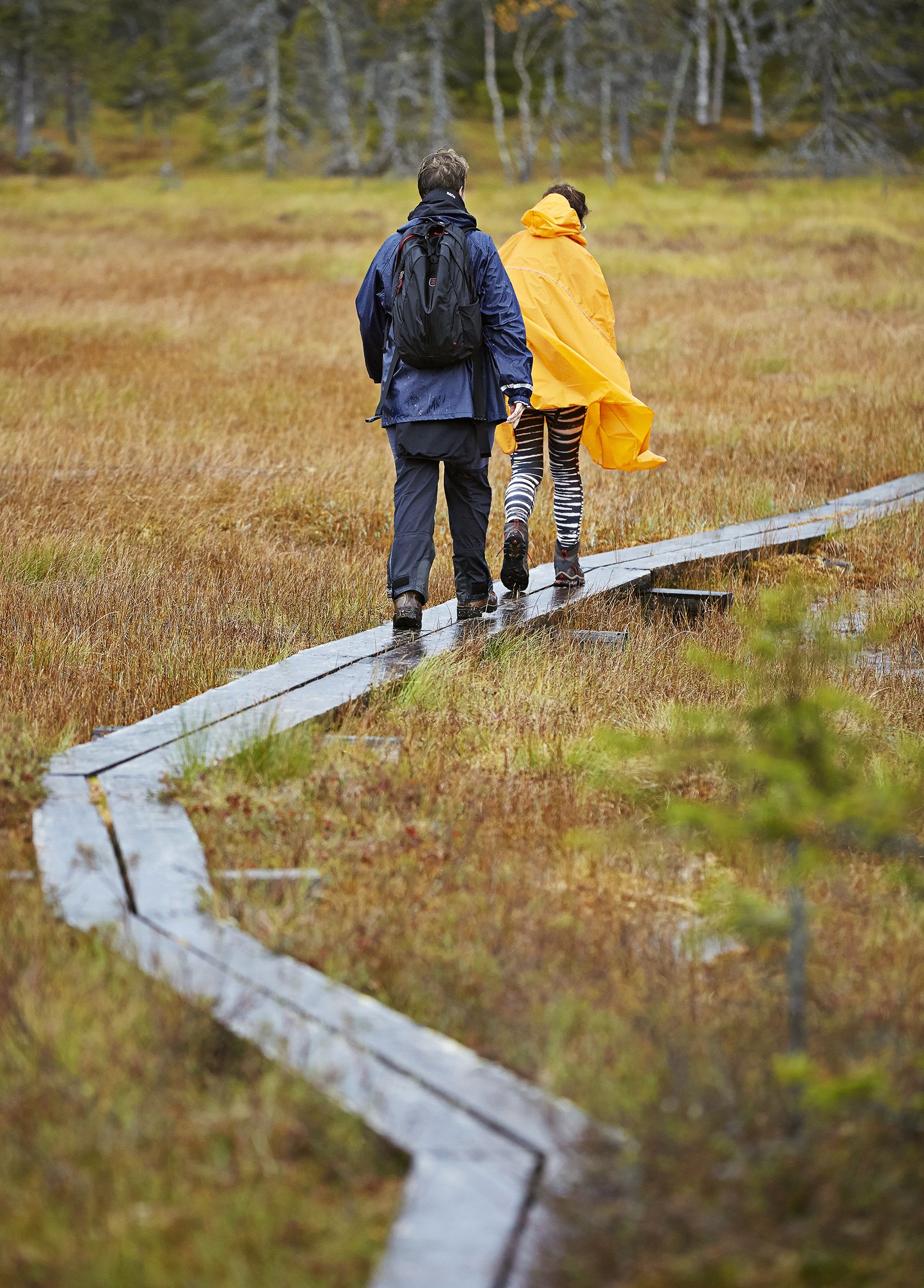 Sateen liukastamat pitkospuut vaativat tasapainoilua.