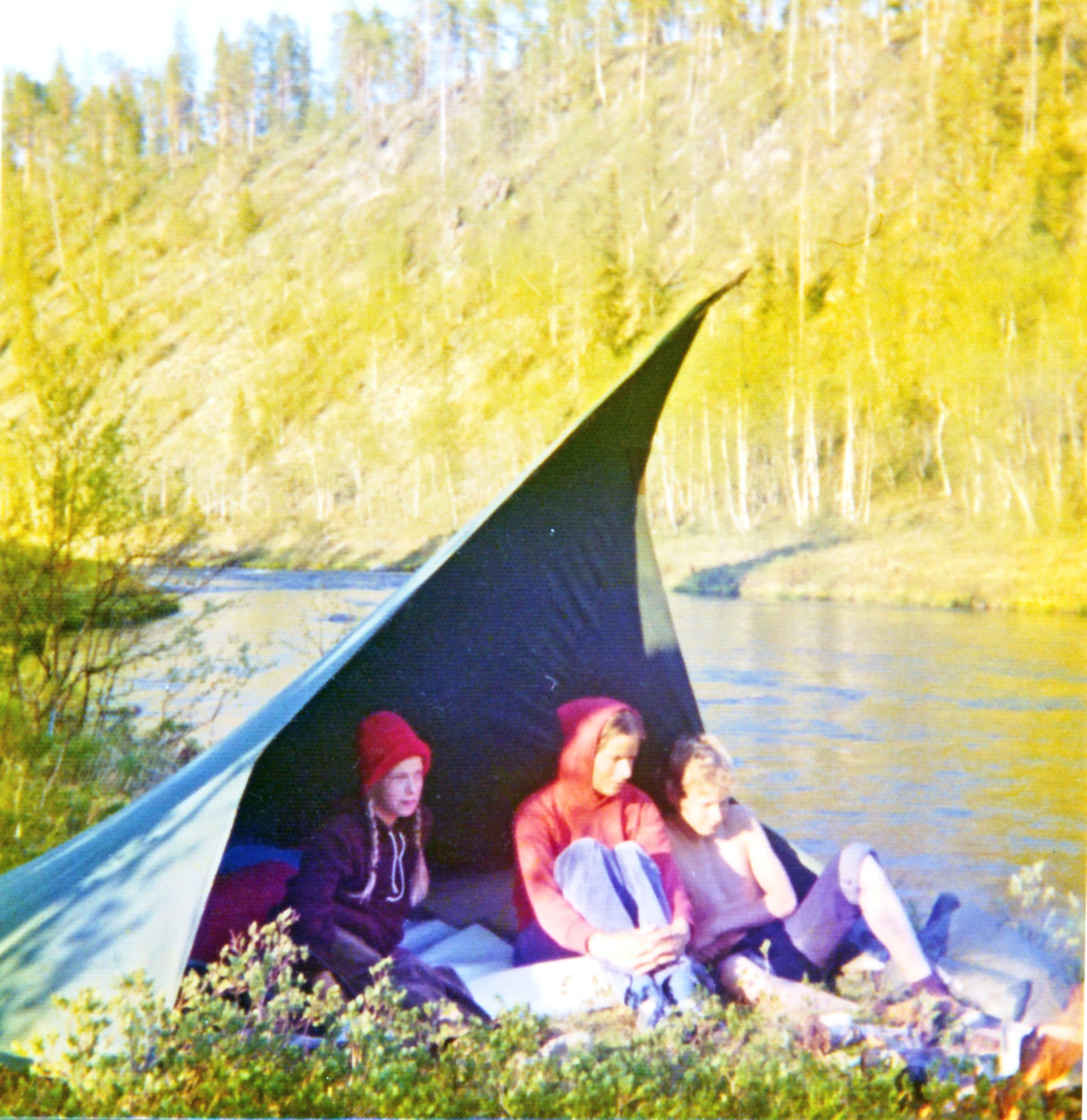 Sirkka lastensa Leenan ja Jyrkin kanssa Itäkairassa Nuorttijärven rannassa kesäkuussa 1976.